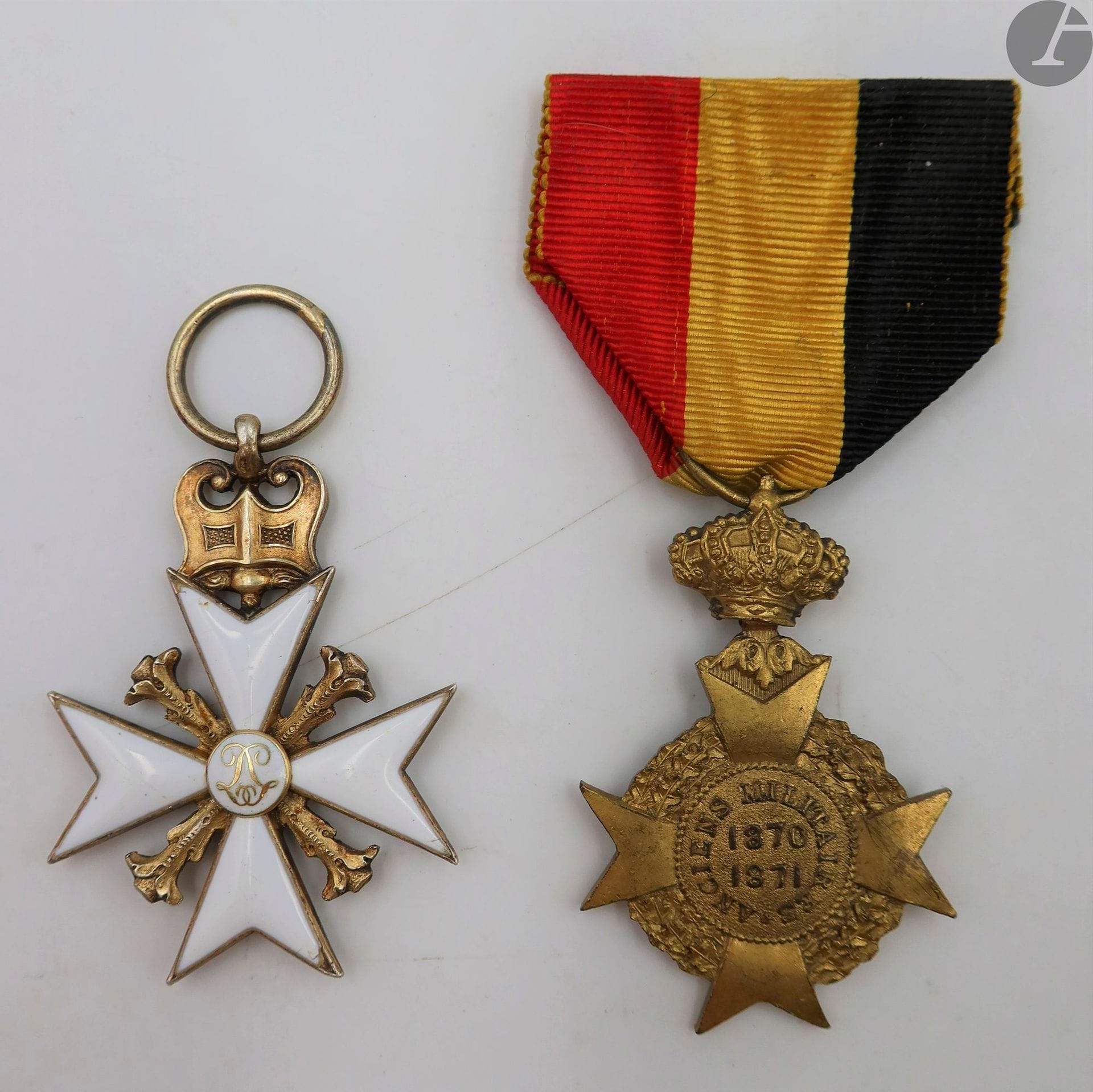 BELGIQUE
GUERRE DE 1870
CROIX DES ANCIENS MILITAIRES (1870-1871)
Deux décorations : 
- croix des anciens militaires de 1870-1871. Bronze doré. Ruban tricolore. 
- décoration civique en vermeil ciselé et émail (petits éclats et centre à recoller). Poinçon petite garantie (1831-1868). Poids brut : 13,6 g
T.T.B.