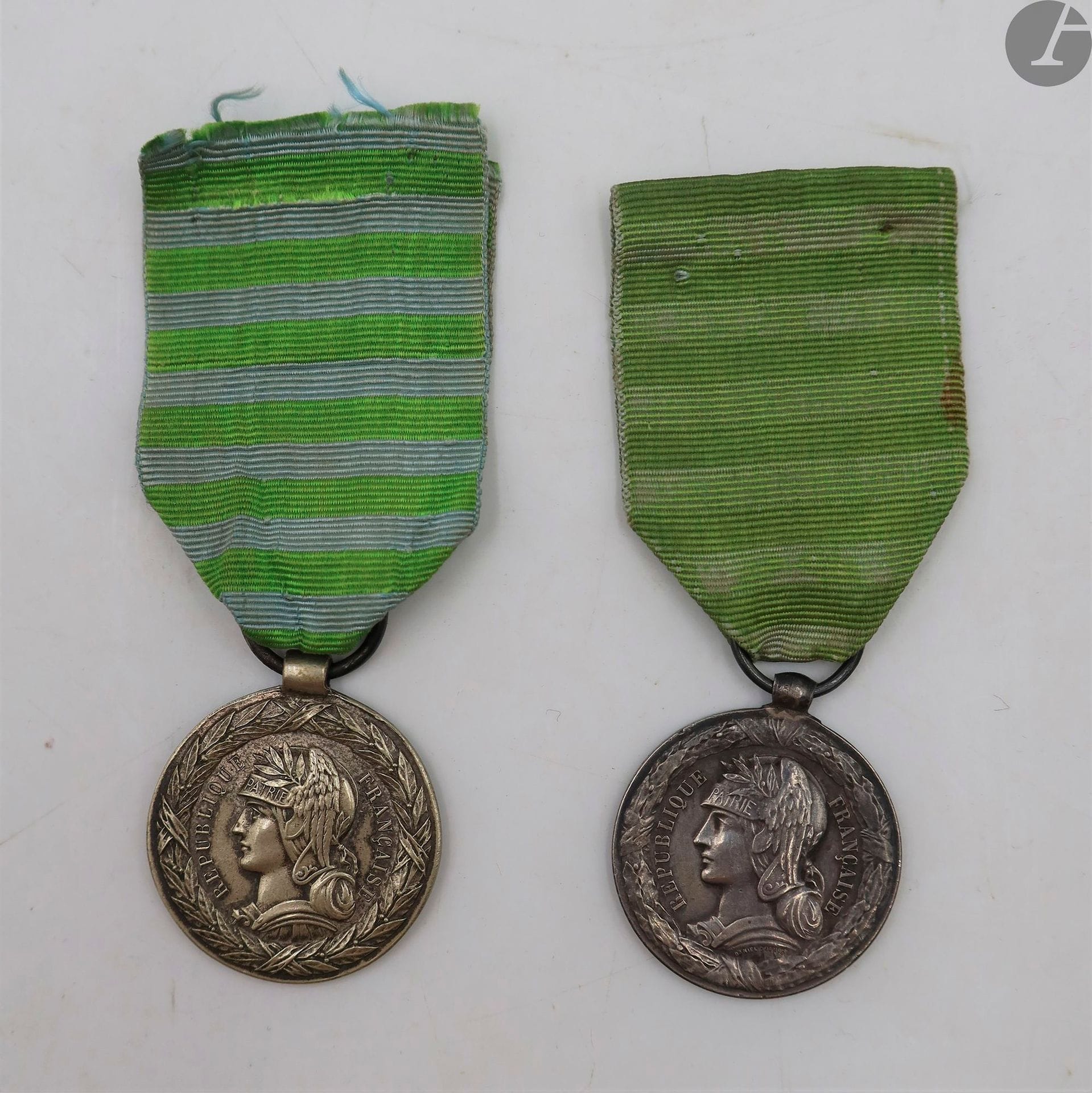 COMMEMORATIVE MEDALS OF THE COLONIAL CAMPAIGNS 


FRANCE 
MADAGASCAR MEDAL (1883-1886)
Two silver medals :
- model signed DUPUIS. Olive hanger. Discolored ribbon. 28 mm - Net weight : 15 g-
unsigned model. Tube hanger. Ribbon. 30 mm - Net weight : 11 gT
.T.B




.