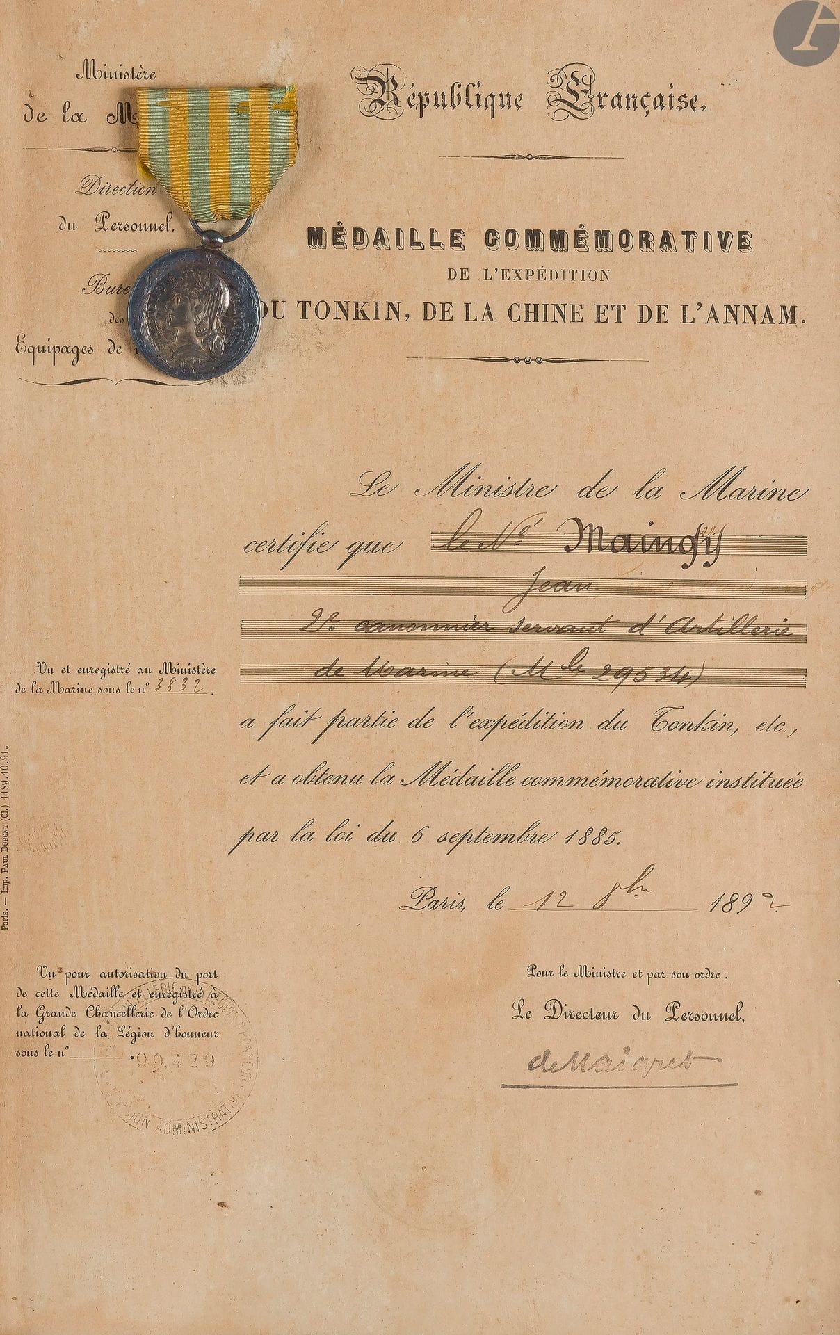 FRANCE 
MÉDAILLE DU TONKIN (1885)
Médaille en argent. Bélière olive. Ruban. 
Présenté avec un brevet de la médaille au nom de Jean MAINGUY, canonnier servant dans l’artillerie de marine. 
Encadré sous verre.
T.T.B.