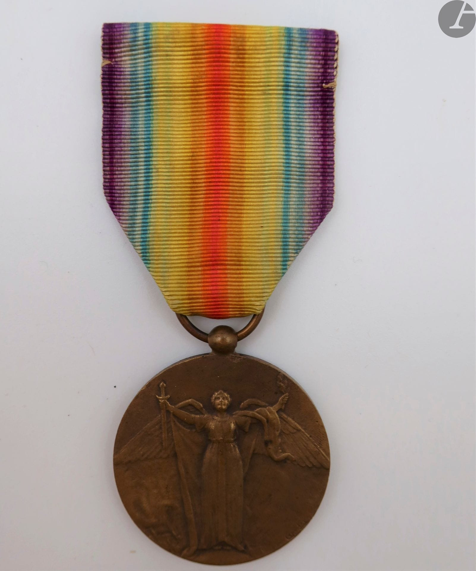 FRANCE 
MÉDAILLE INTERALLIÉE, modèle Charles
En bronze. Poinçon sur la tranche. Ruban. 
34 mm
T.T.B.
