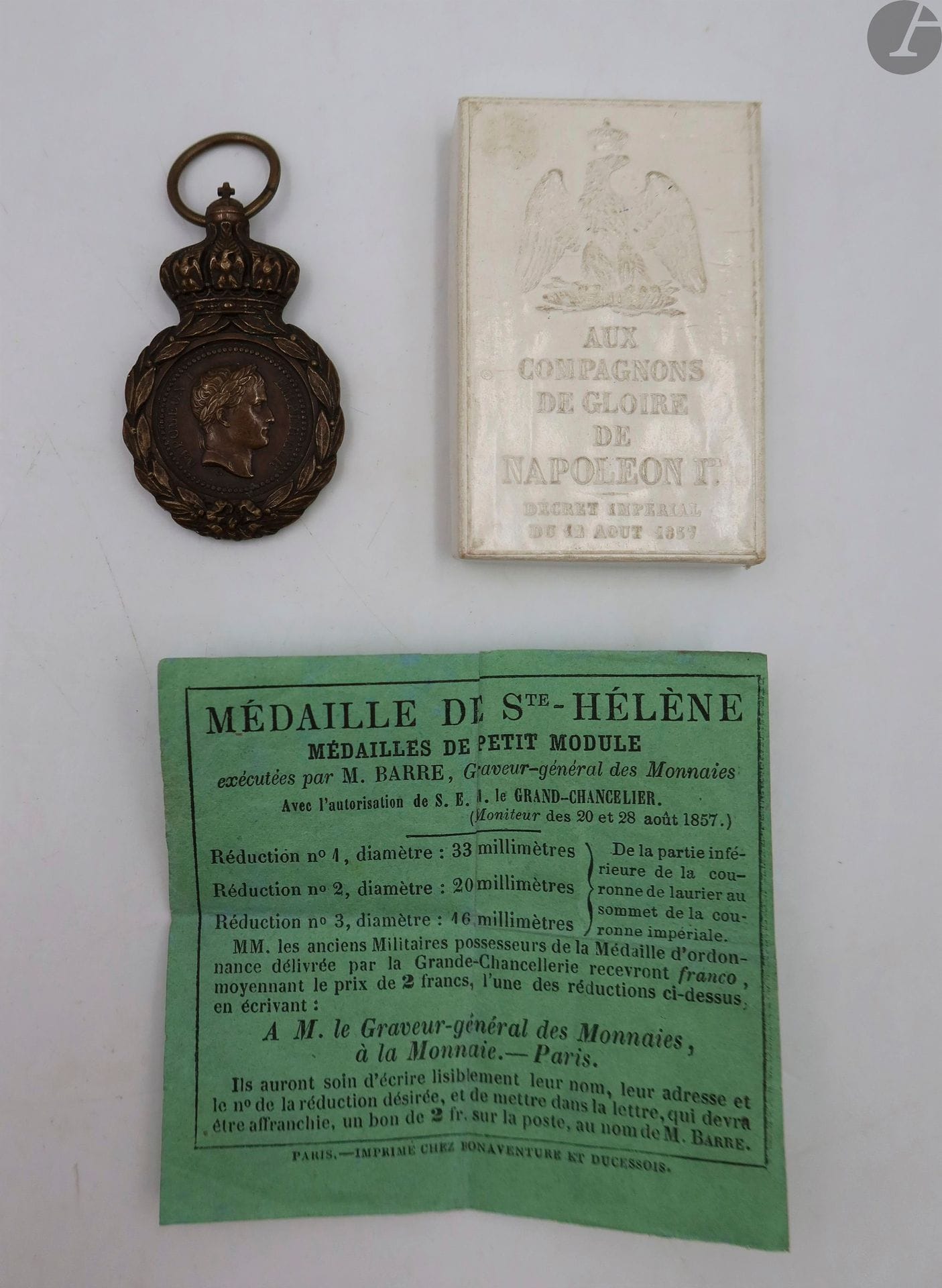 FRANCE 
MÉDAILLE DE SAINTE-HÉLÈNE (1857) 
En bronze. Dans sa boîte en carton gaufré, avec prospectus de présentation d’origine.
49 x 30 mm
T.T.B.