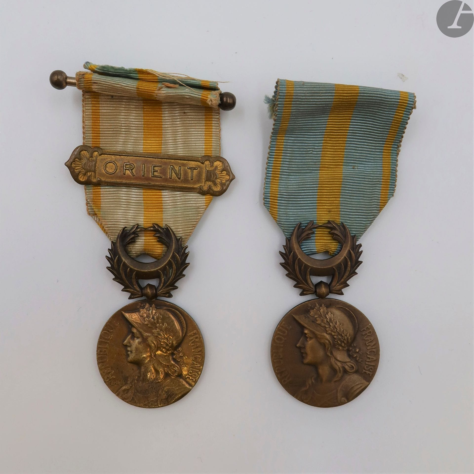 FRANCE 
MÉDAILLE D’ORIENT (1926) 
Deux médailles en bronze. Poinçons de la Monnaie. 
Une patinée à ruban insolé à agrafe dans le style oriental « Orient » en laiton doré. 
T.T.B.