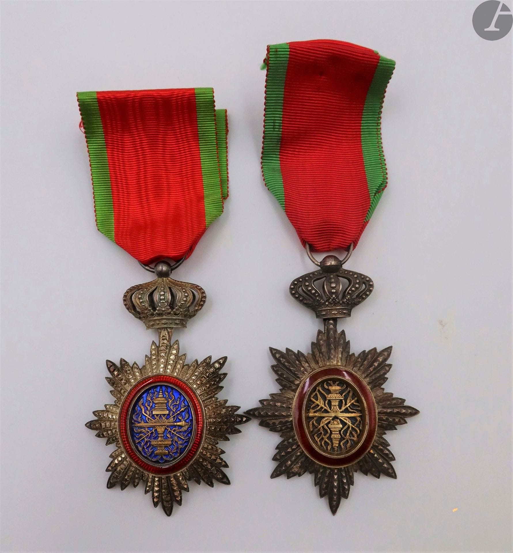 COMORESORDRE
DE L'ÉTOILE D'ANJOUAN, created in 1874. 
Officer's star in gilt and enamel. 
Center in three parts. Boar's head hallmark. 
Ribbon of knight. 
65 x 57 mm - Gross weight: 30 g 
T.T.B. to SUP.





