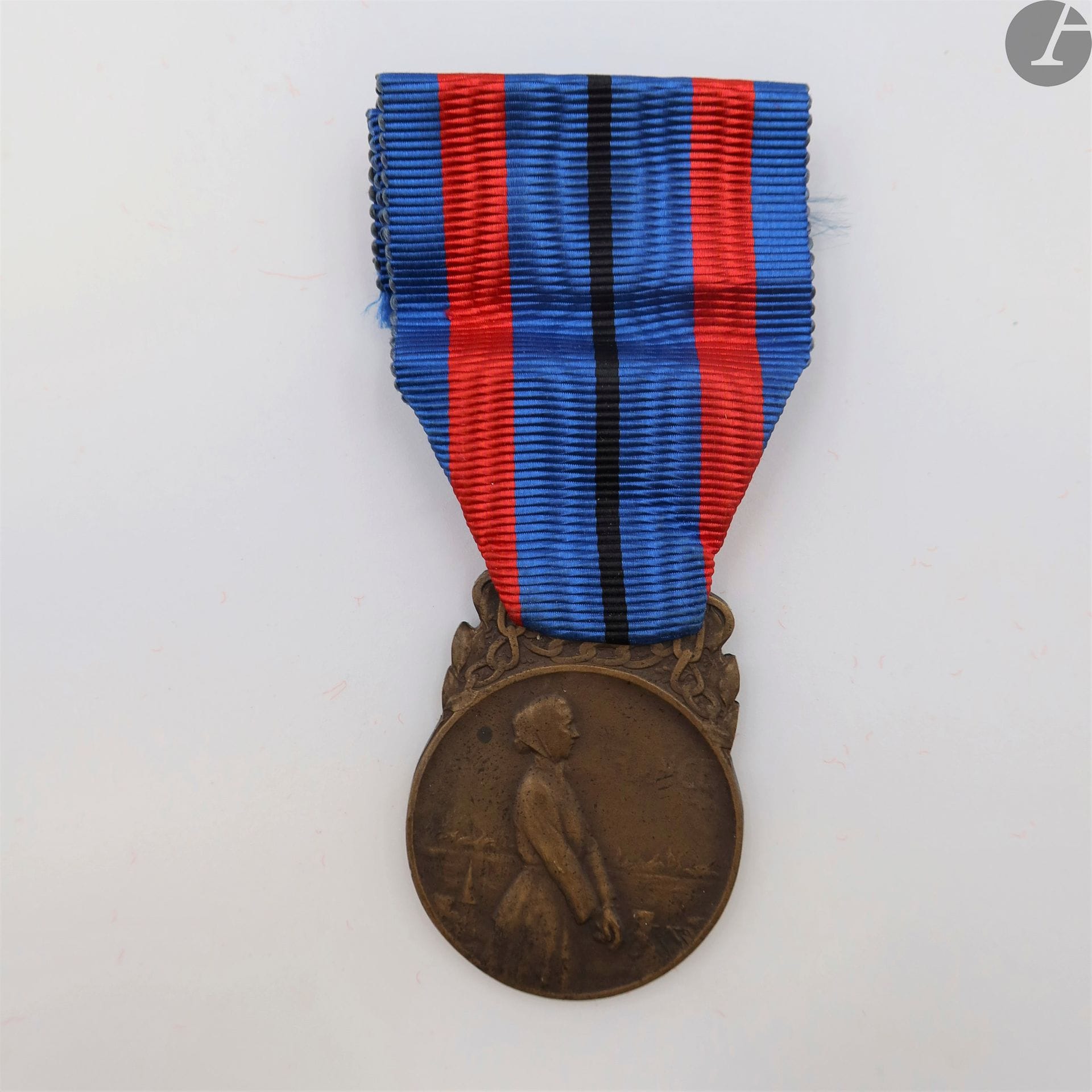 FRANCE 
MÉDAILLE « AUX VICTIMES DE L’INVASION » de 3e classe (1921). 
En bronze. Ruban. 
39 x 28 mm 
T.B. à T.T.B.