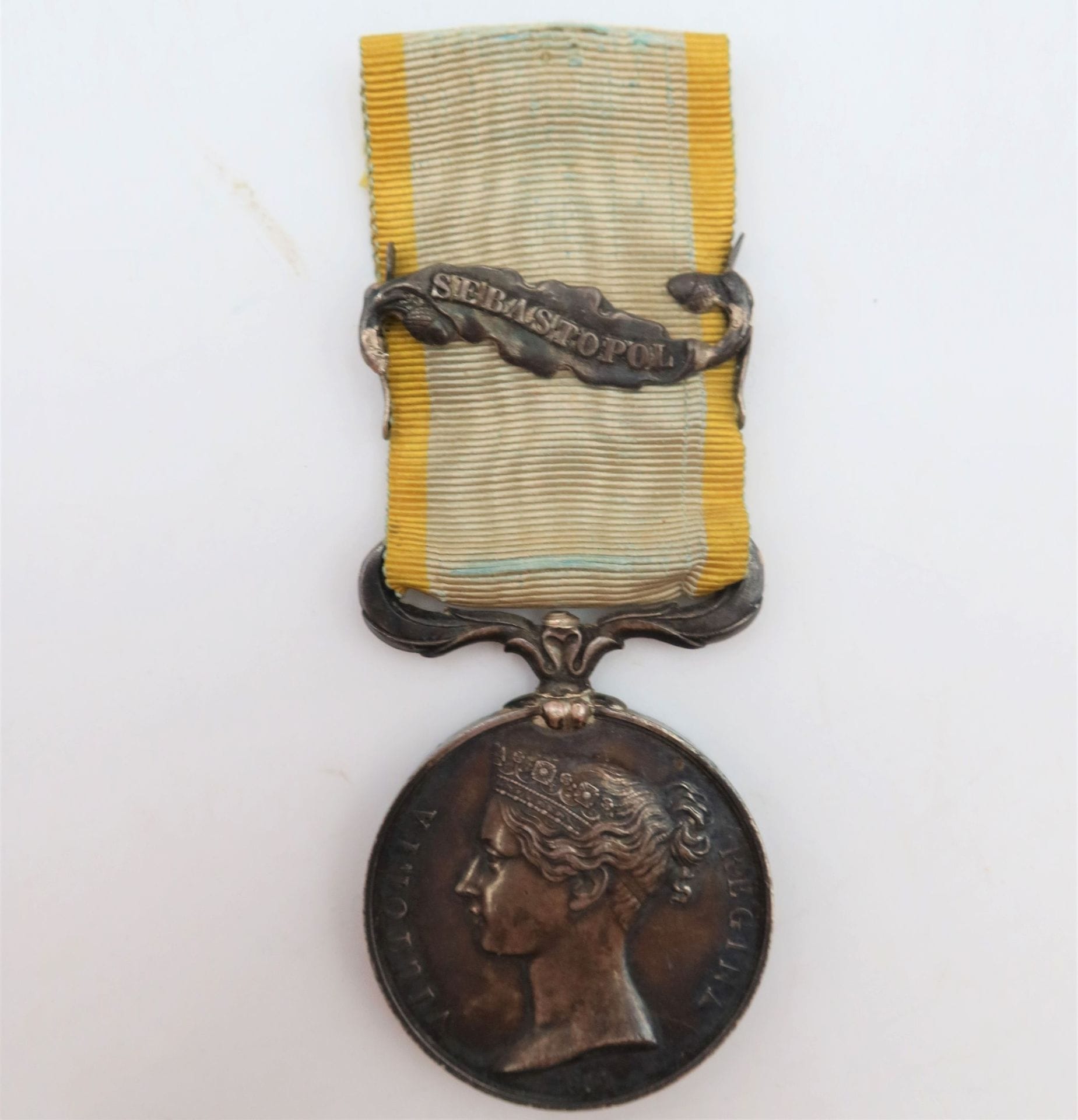 CRIMEE 

GREAT BRITAIN 
CRIME MEDAL (1856) 
Medal by Wyon, in silver. Ribbon with English clip "SEBASTOPOL" 
34 mm - Gross weight : 36 gT
.T.B

.

