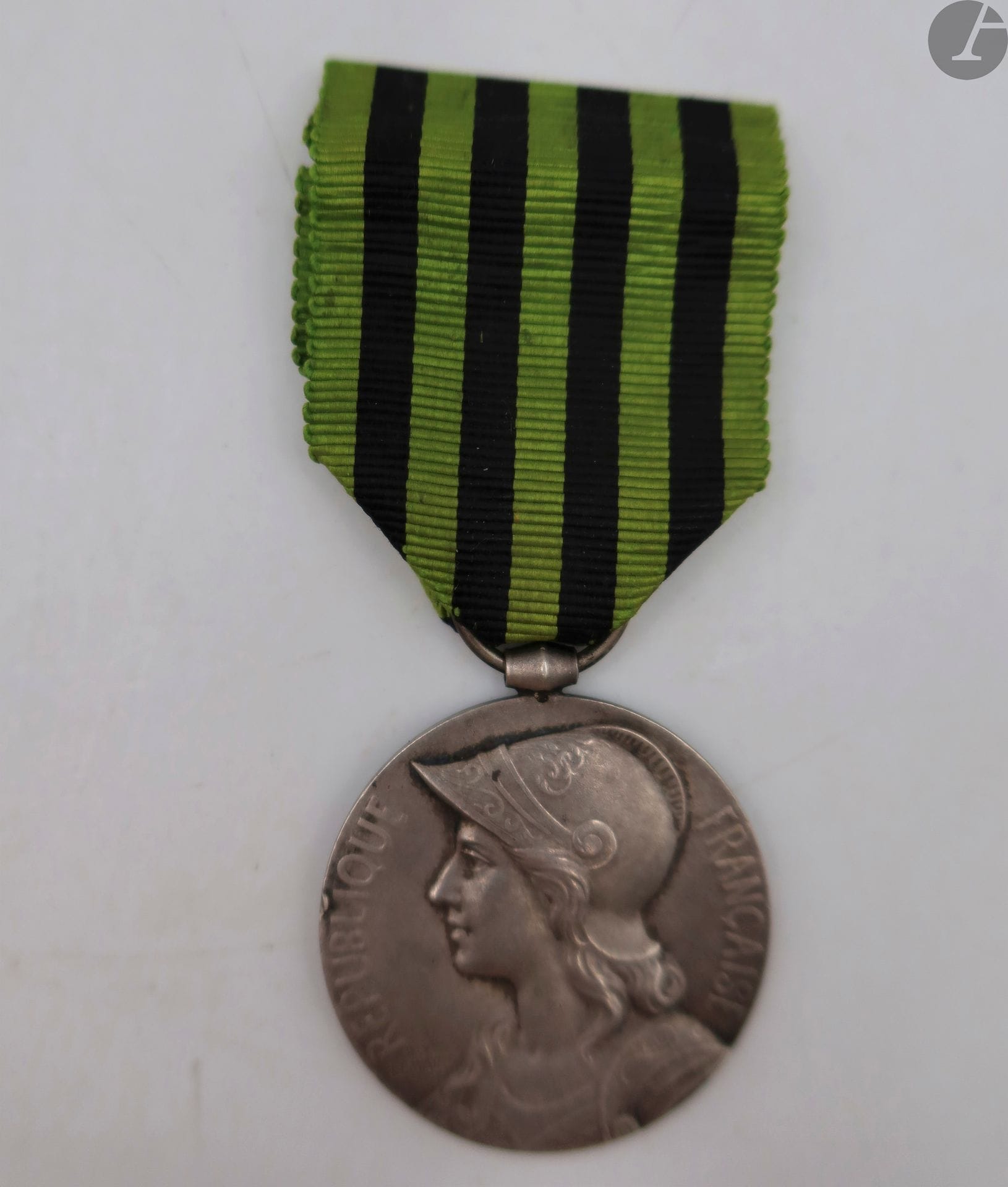 FRANCE 
MÉDAILLE COMMÉMORATIVE DE LA GUERRE DE 1870. 
Médaille de gros module en argent. 
Bélière tronconique. Poinçon Arthus Bertrand et « argent » sur la tranche. Ruban. 
36 mm - Poids brut : 21,2 g
T.B. à T.T.B. (petits coups).