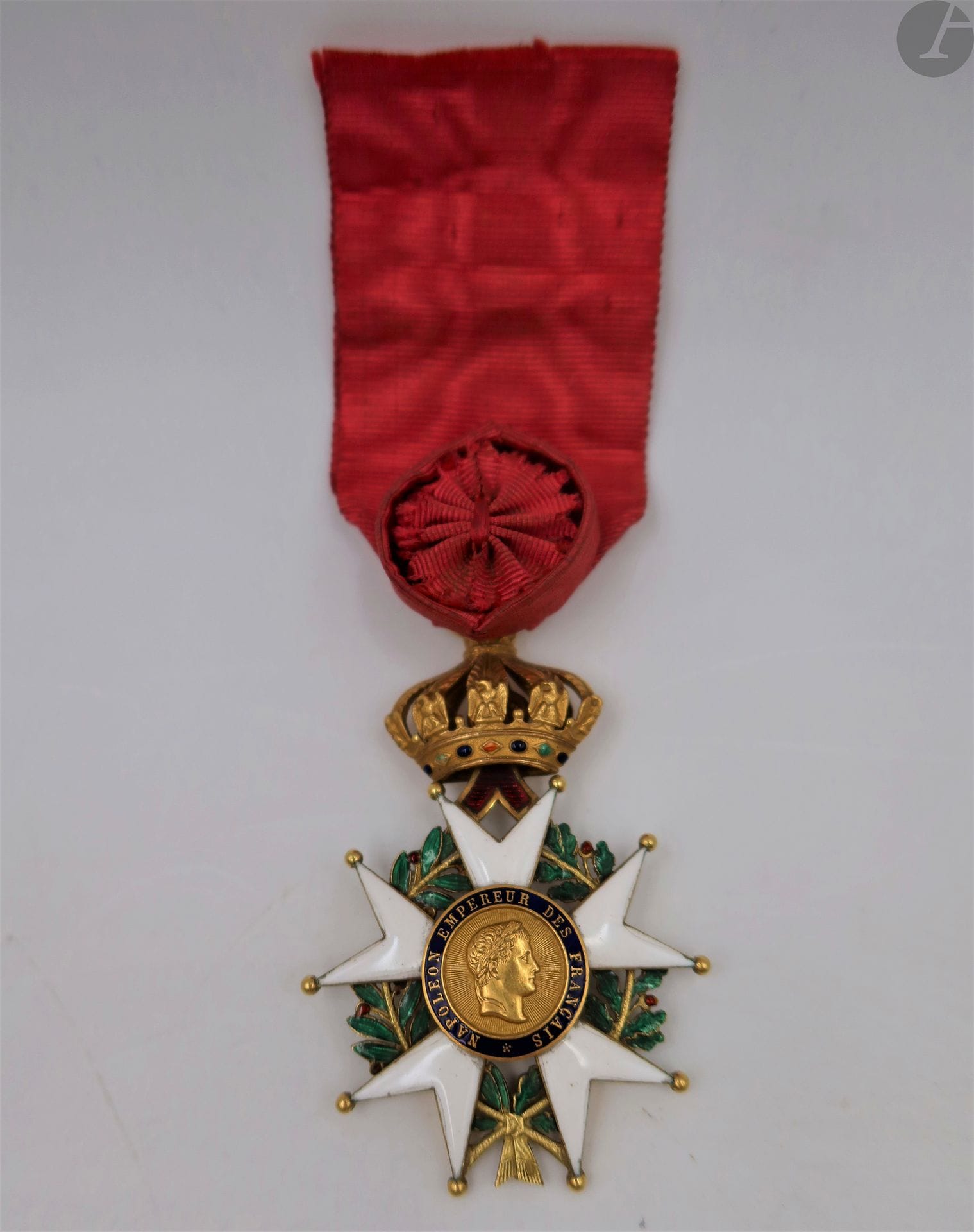 FRANCE 
ORDRE DE LA LÉGION D’HONNEUR, institué en 1802. 
Étoile d’officier d’époque Second Empire. 
En or et émail. Ruban à rosette ovoïde. 
Poinçon tête d’aigle. 
60 x 40 mm - Poids brut : 20,6 g
T.T.B.