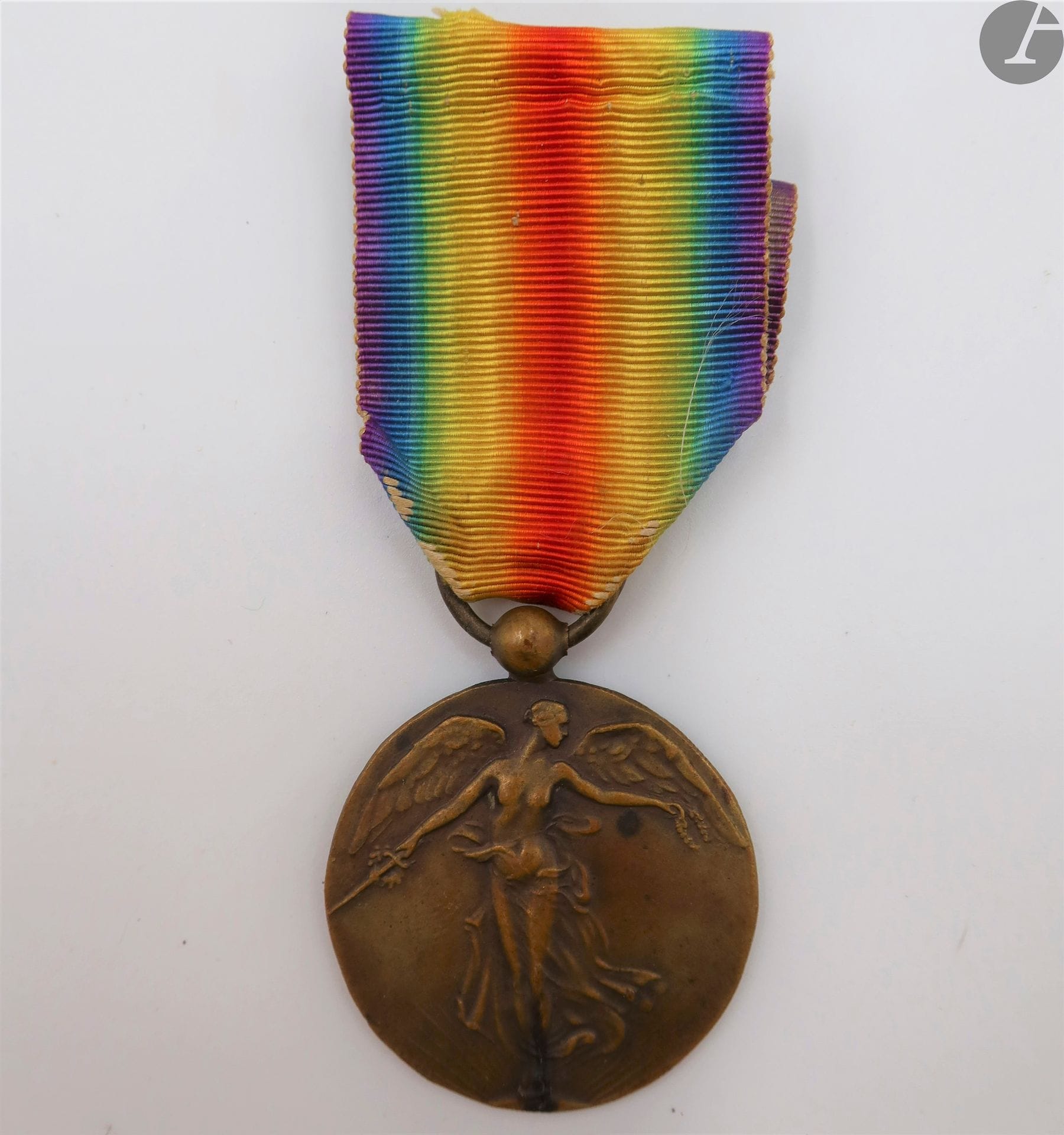 FRANCE 
MÉDAILLE INTERALLIÉE, modèle Dubois, uniface.  
En bronze (un défaut de fonte). Ruban.
34 mm
On y joint une autorisation de port de la médaille interalliés au nom du brigadier Gripond en tête du centre de mobilisation d’artillerie n°15. Fait le 27 juin 1925.
T.T.B.