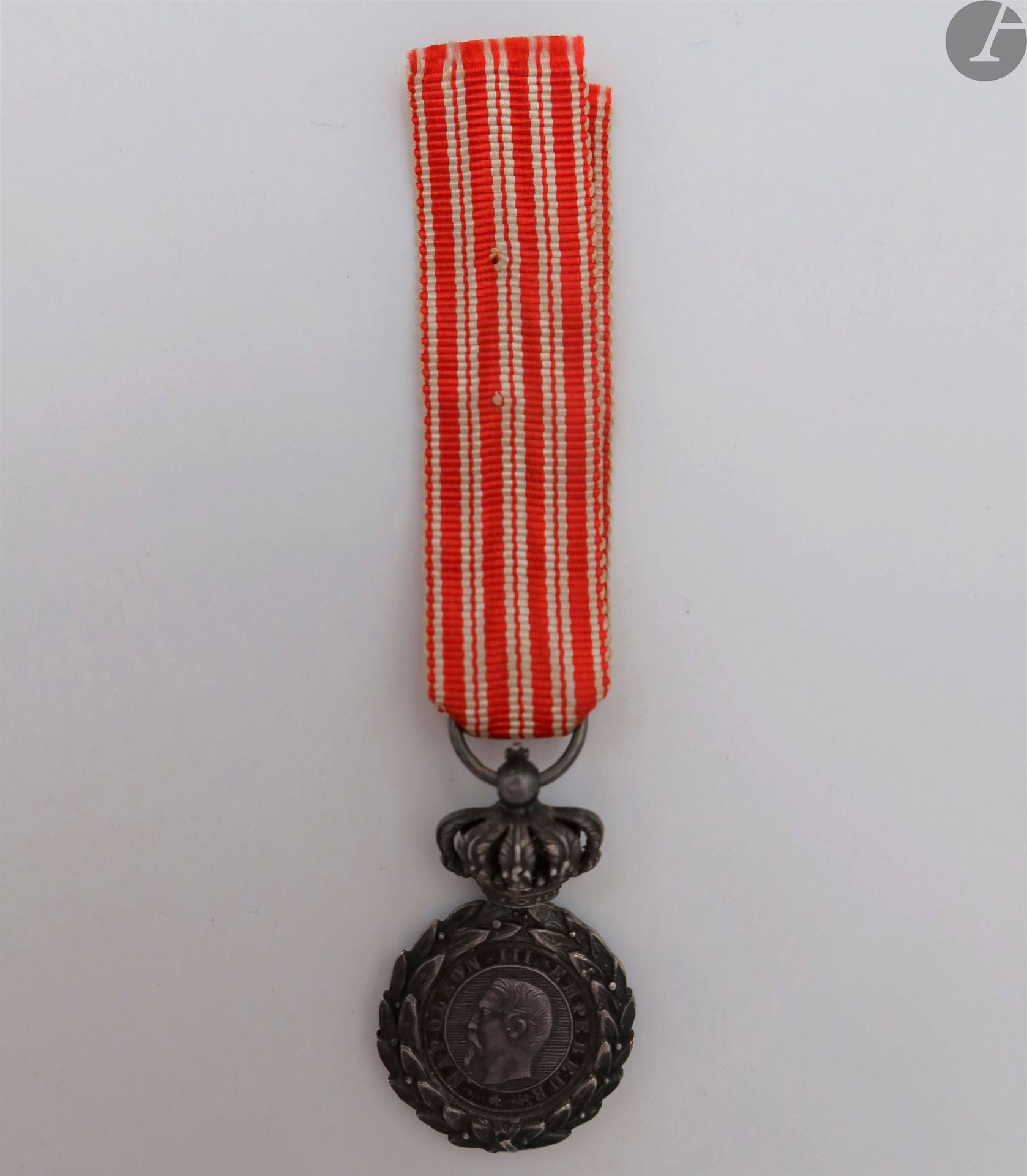 FRANCE 
MÉDAILLE DE LA CAMPAGNE D’ITALIE (1859)
Médaille de la Campagne d’Italie, en réduction du 1er type, modèle sous couronne en argent. 
Avers au profil non lauré, sur fond strié. Revers marqué « CAMPAGNES ».
Poinçon tête de sanglier. 
33 x 17 mm - Poids net : 8 g
T.T.B. à SUP. Belle qualité.