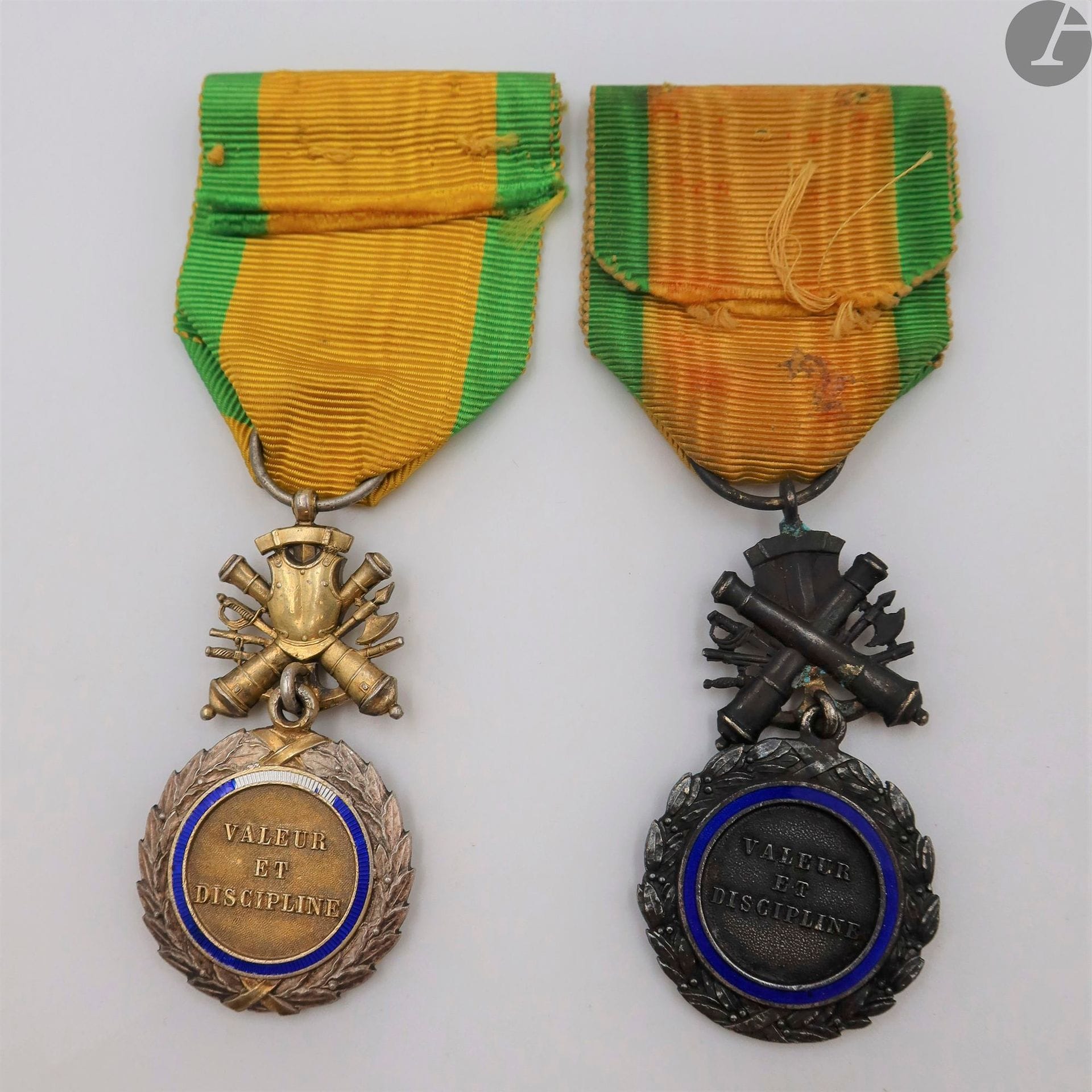 ABOUT THE MILITARY MEDAL 
Set of 19 pieces including 
- two military medals IIIth Republic in their box. 
- two cups, one of which is the centenary of the Military Medal. 
- postcards, charms, key rings. 
- watch " Les Médaillés militaires ". 
- patent in the name of the chief warrant officer Bernind of the 22nd RIC. Made on June 9, 1922. Framed under glass. Insolated.
A.B.E.






