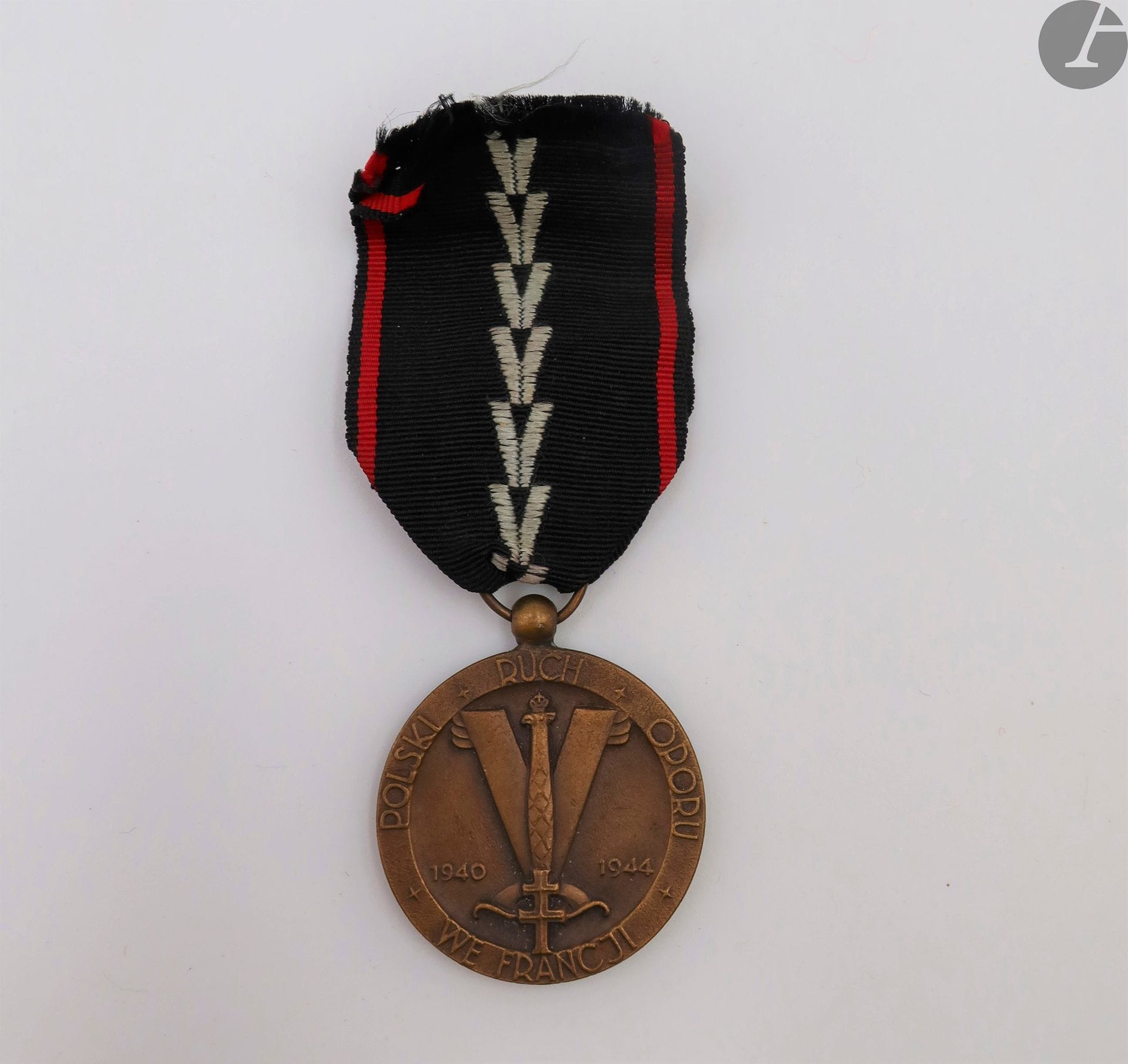 ASSOCIATION FRANCO-BRITANNIQUE 
Dignitary plate in gilt metal and enamel. Reverse with pin. 
82
mmTwo gilt bronze and enamel buttonhole badges and a cross of the Franco-British Association (1040-1944) are attached

. 

Ribbon with gilded pattern with the cross of Lorraine. 
T.T.B. to SUP.



