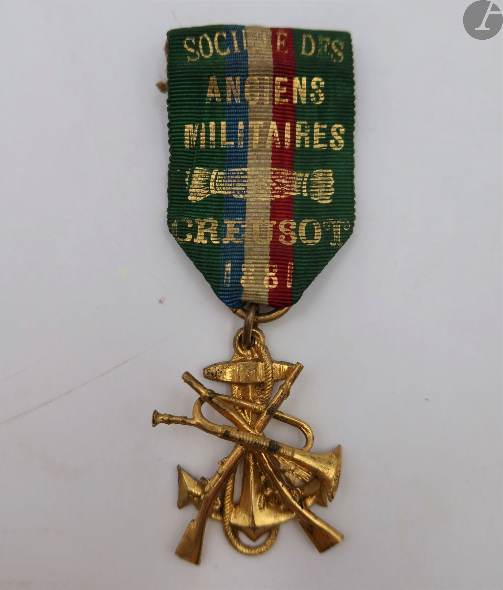 FRANCE
INSIGNE DE MEMBRE DE LA SOCIÉTÉ DES ANCIENS MILITAIRES DU CREUSOT. 
En métal doré à décor de trophées d’armes (petit coup). 
Beau ruban marqué à l’or « Société des anciens militaires creusot 1881 », avec attache de boutonnière Arthus bertrand. 
40 x 30 mm
T.B.
