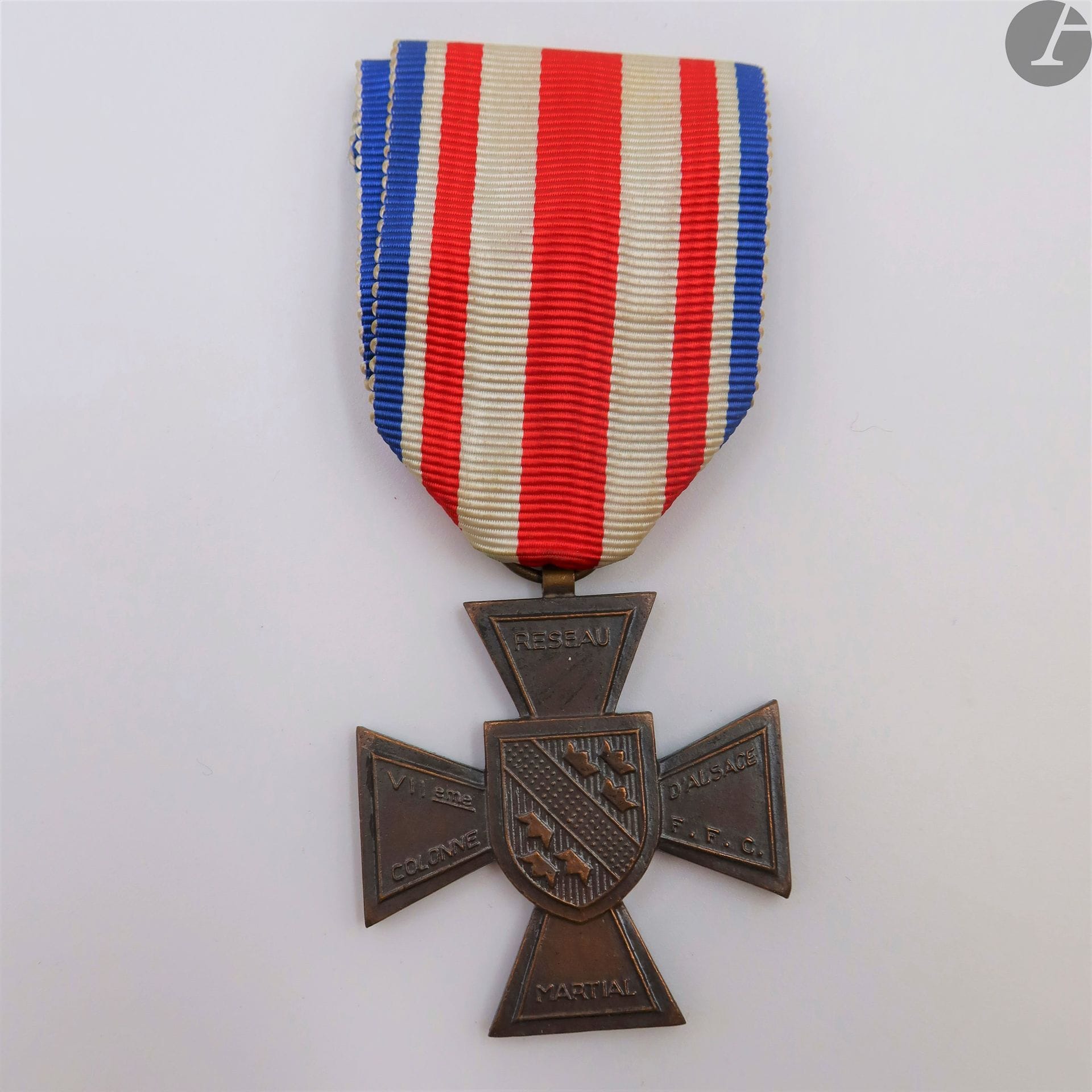 FRANCE 
CROIX DU RÉSEAU MARTIAL (7e colonne d’Alsace FFC). 
En bronze, à patine sombre. Poinçon de la Monnaie de Paris. Ruban. 
40 x 40 mm
SUP.