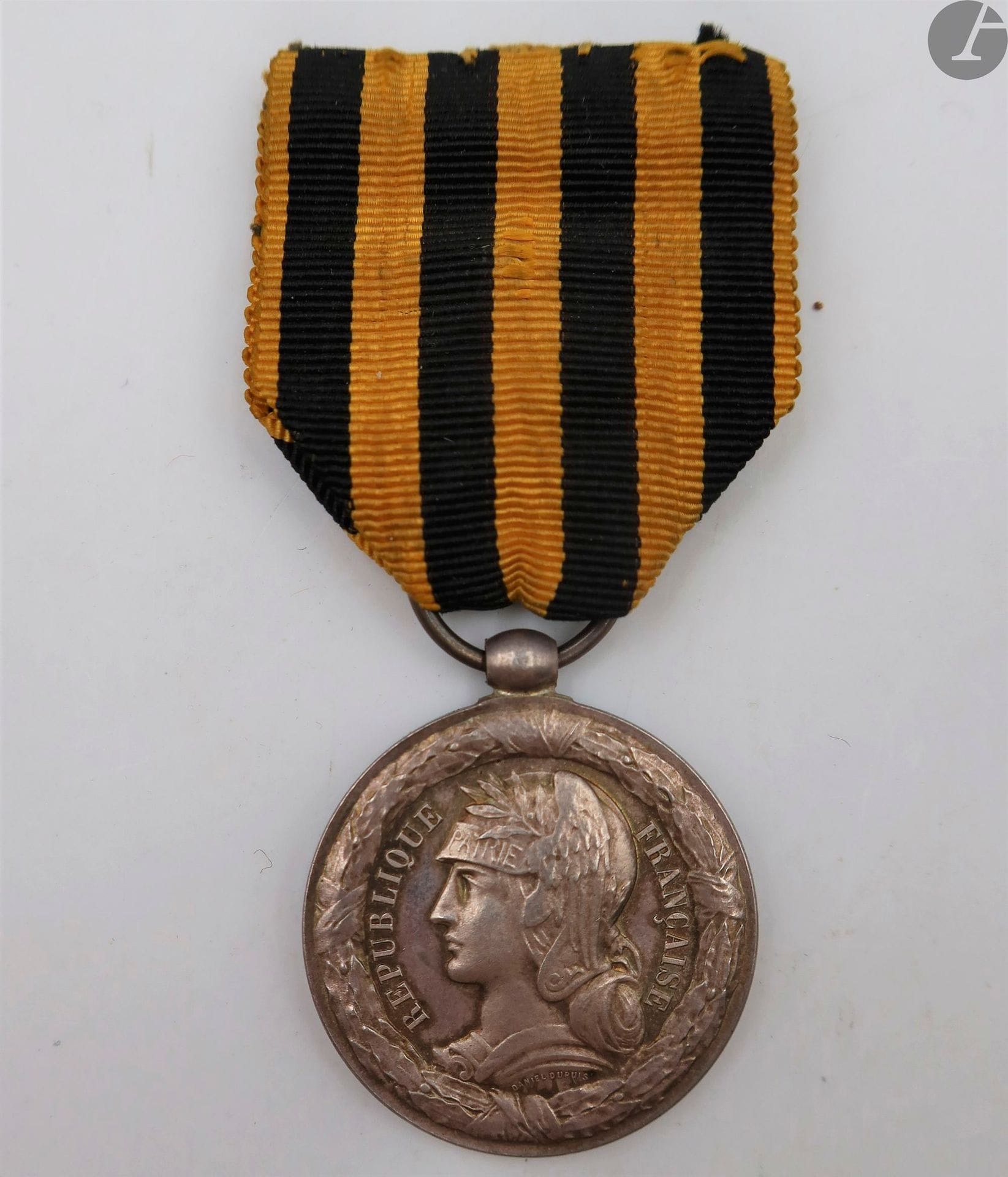 FRANCE 
MÉDAILLE DU DAHOMEY (1892)
Médaille par Dupuis. En argent, bélière olive. Poinçon de la Monnaie à la corne d’abondance. Ruban à agrafe d’attache. 
28 mm - Poids net : 14,6 g
T.T.B. à SUP.