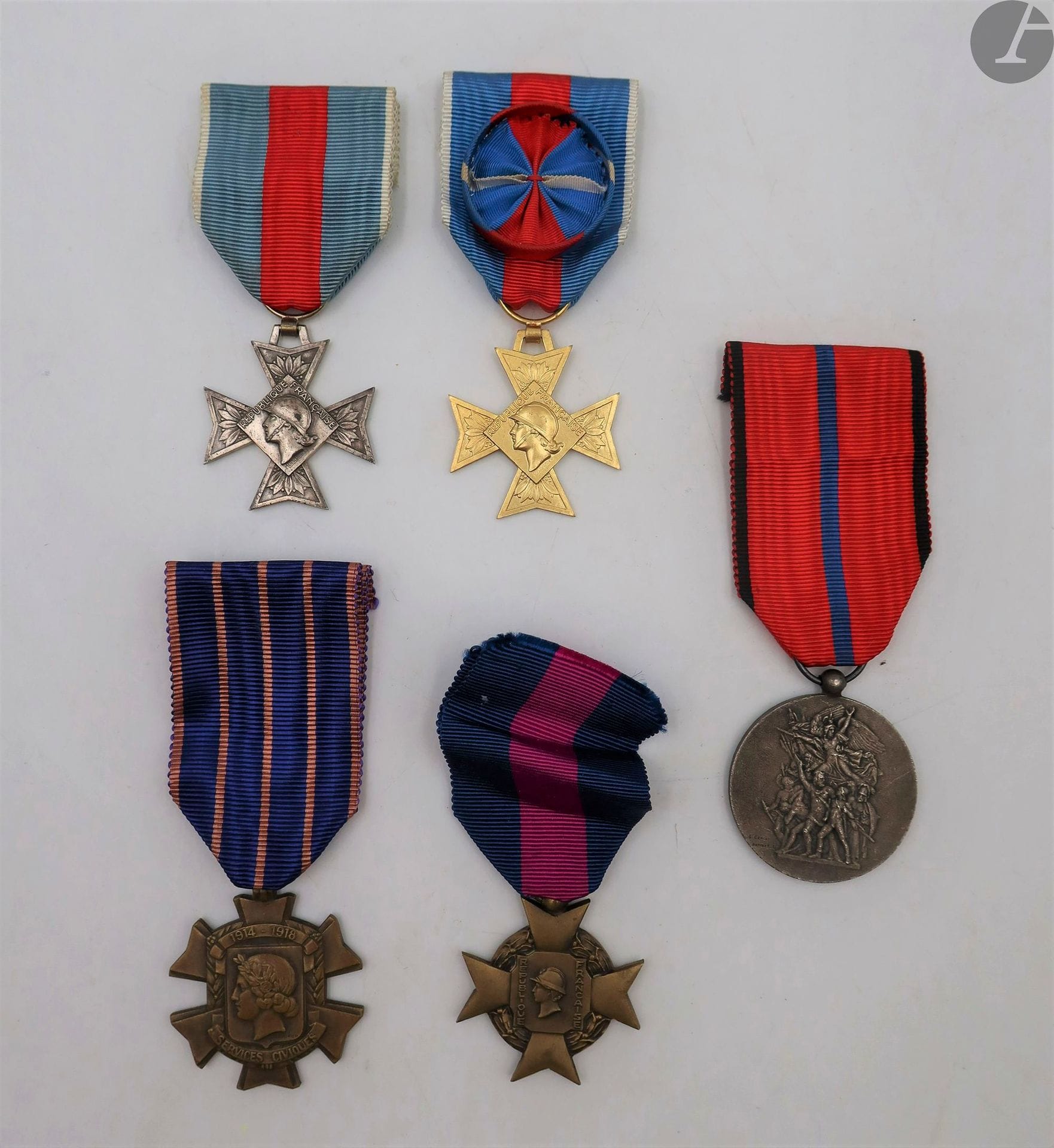 FRANCE 
ORDRE DU MÉRITE MILITAIRE, created in 1957. 
DIVERSEFive
medals: 
- Officer of Military Merit. In vermeil. Hallmark of the Mint. Gross weight : 16 g-
Knight of military merit. In silver. Hallmark of the Mint. Gross weight : 13,6 g-
medal of civic services 1914-1918. In bronze. Ribbon. 
- cross of voluntary military services. In bronze. Ribbon. 
- medal of the society of volunteers 14-18 39-45. Silver plated bronze. Ribbon.
T.T.B. to SUP.








