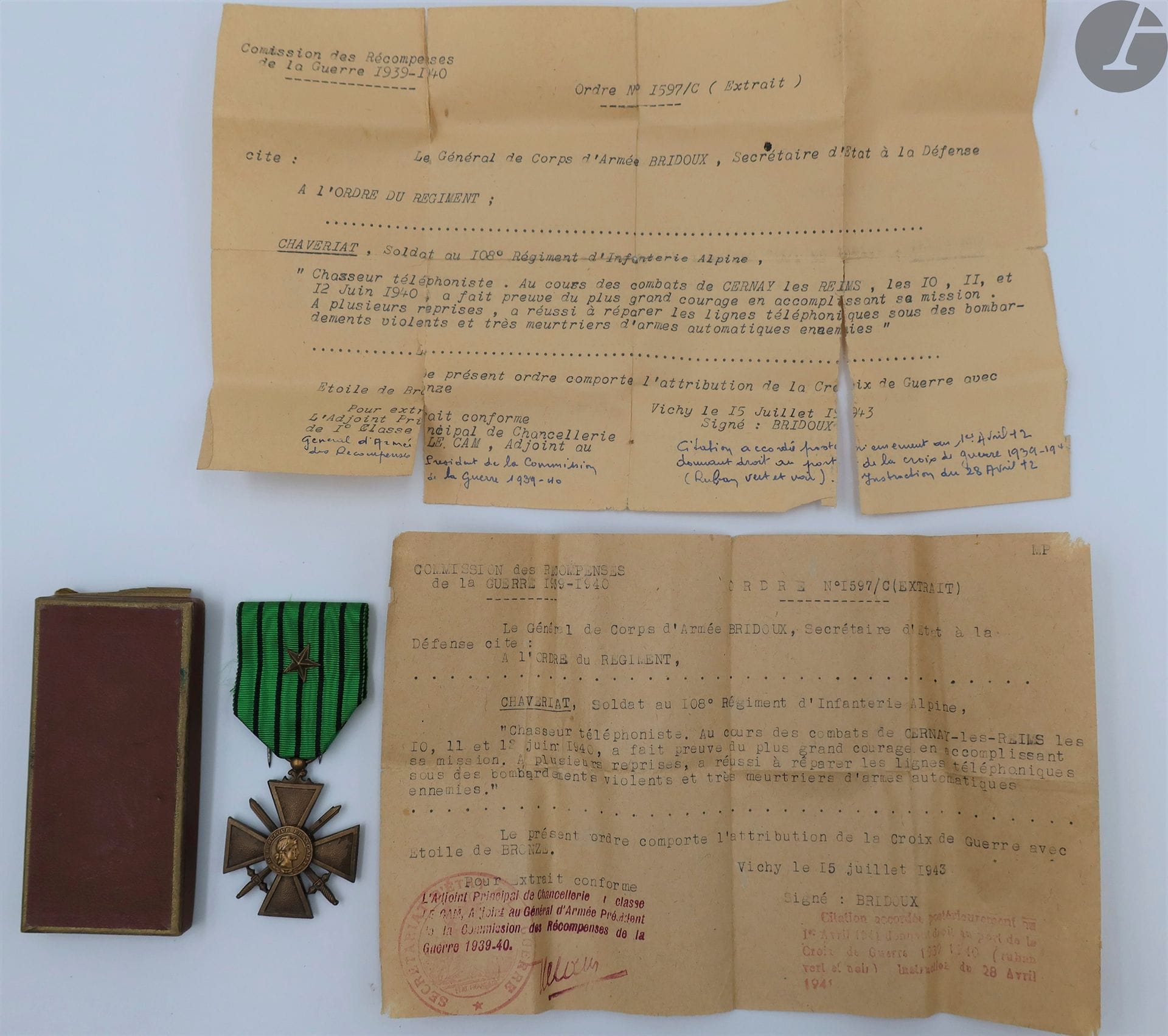 FRANCE
CROIX DE GUERRE – 2e GM..
Croix de guerre dite de l’Etat français « 1939-1940 » du soldat Chaveriat du 108e régiment d’infanterie alpine.
En bronze. Ruban vert et noir à une étoile de bronze.
37 mm
Dans une boîte avec deux notes dactylographiées de la commission des récompenses de la guerre 1939-1940 avec sa citation pour son courage aux combats de Cernay Les Reims (10, 11 et 12 juin) et l’attribution de la croix de guerre à ruban vert et noir.