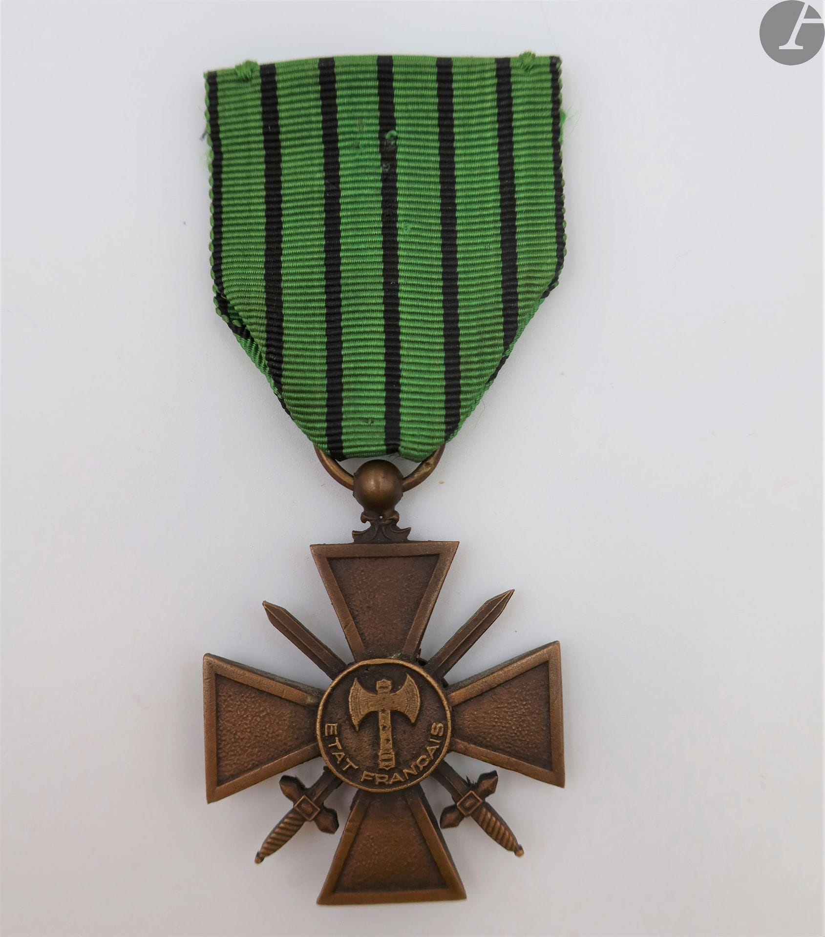 FRANCE
CROIX DE GUERRE – 2e GM.
Croix de guerre dite de l’État français, modèle non officiel.
En bronze, à centre orné à l’avers d’une francisque en fort relief et au revers du chiffre 1944. Ruban.
45 x 36 mm
T.T.B. Sans garantie d’époque.
