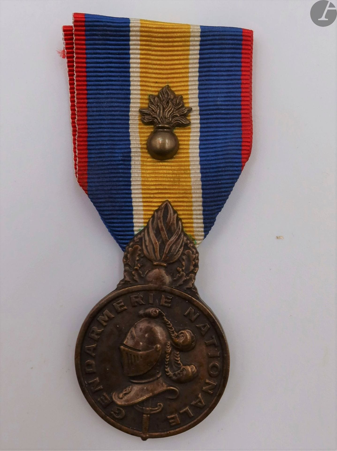 FRANCE 
MÉDAILLE D’HONNEUR DE LA GENDARMERIE NATIONALE (1949). 
En bronze. Ruban à motif à la grenade enflammée. 
48 x 30 mm
T.T.B.