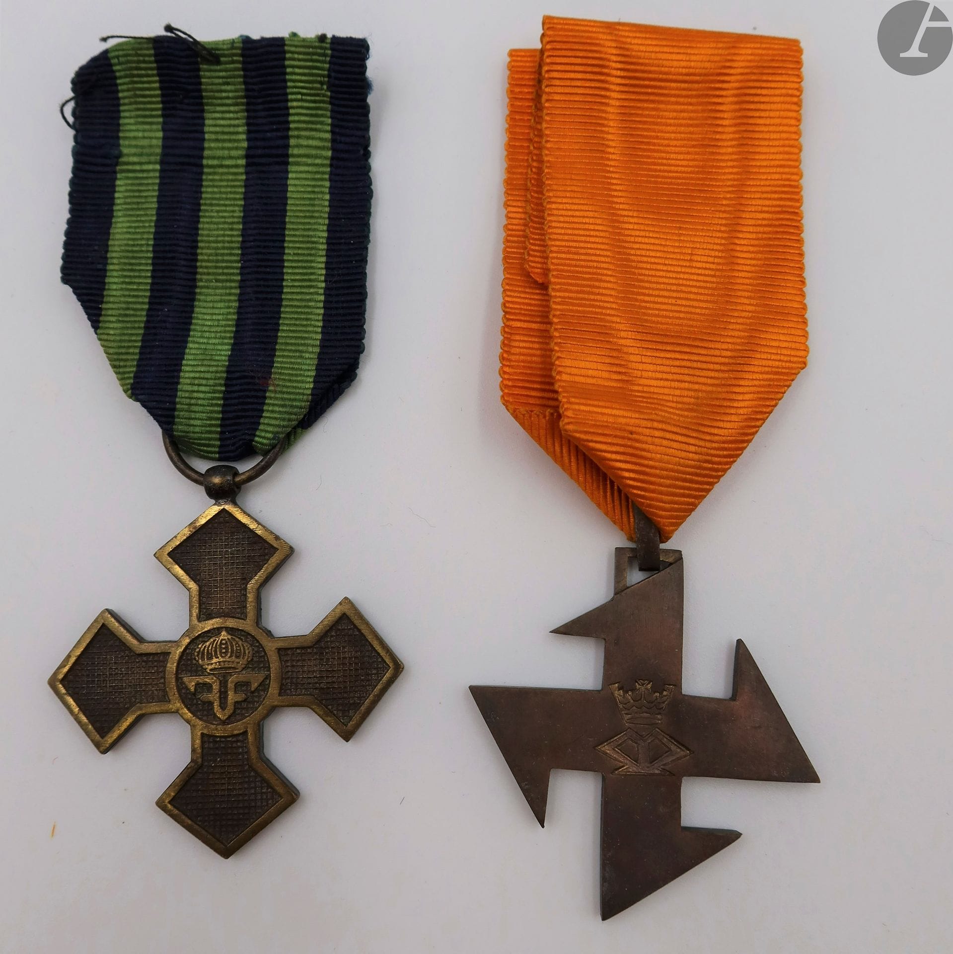 ROUMANIE 
Deux médailles : 
- croix de guerre 1916-1918. En bronze. 
- Ordre de la reine marie, créé en 1917. 
Croix de 3e classe en bronze. Revers marqué 1917.
39 mm 
T.T.B. 
