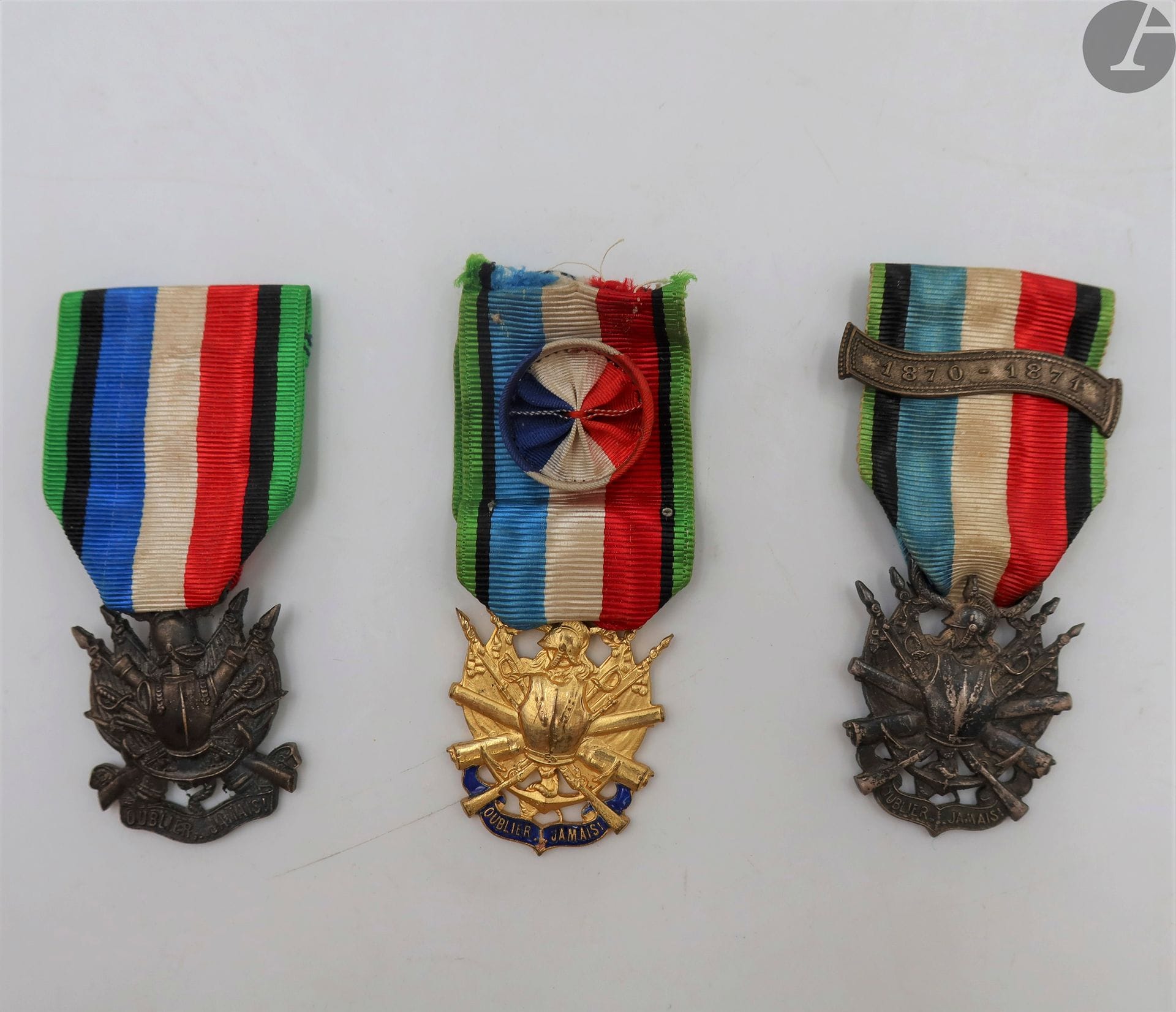 FRANCE 
SOCIÉTÉ NATIONALE DE RETRAITES DES VÉTÉRANS DES ARMÉES DE TERRE ET DE MER (1870-1871)
Trois insignes de la société :
- un en métal argenté. Ruban à boutonnière marquée d’haranger rue rambuteau.
- un en métal argenté. Ruban à agrafe « 1870-1871 ».
- un en métal doré et émaillé. Ruban à rosette et boutonnière marquée de Gatty rue rambuteau.
T.T.B.