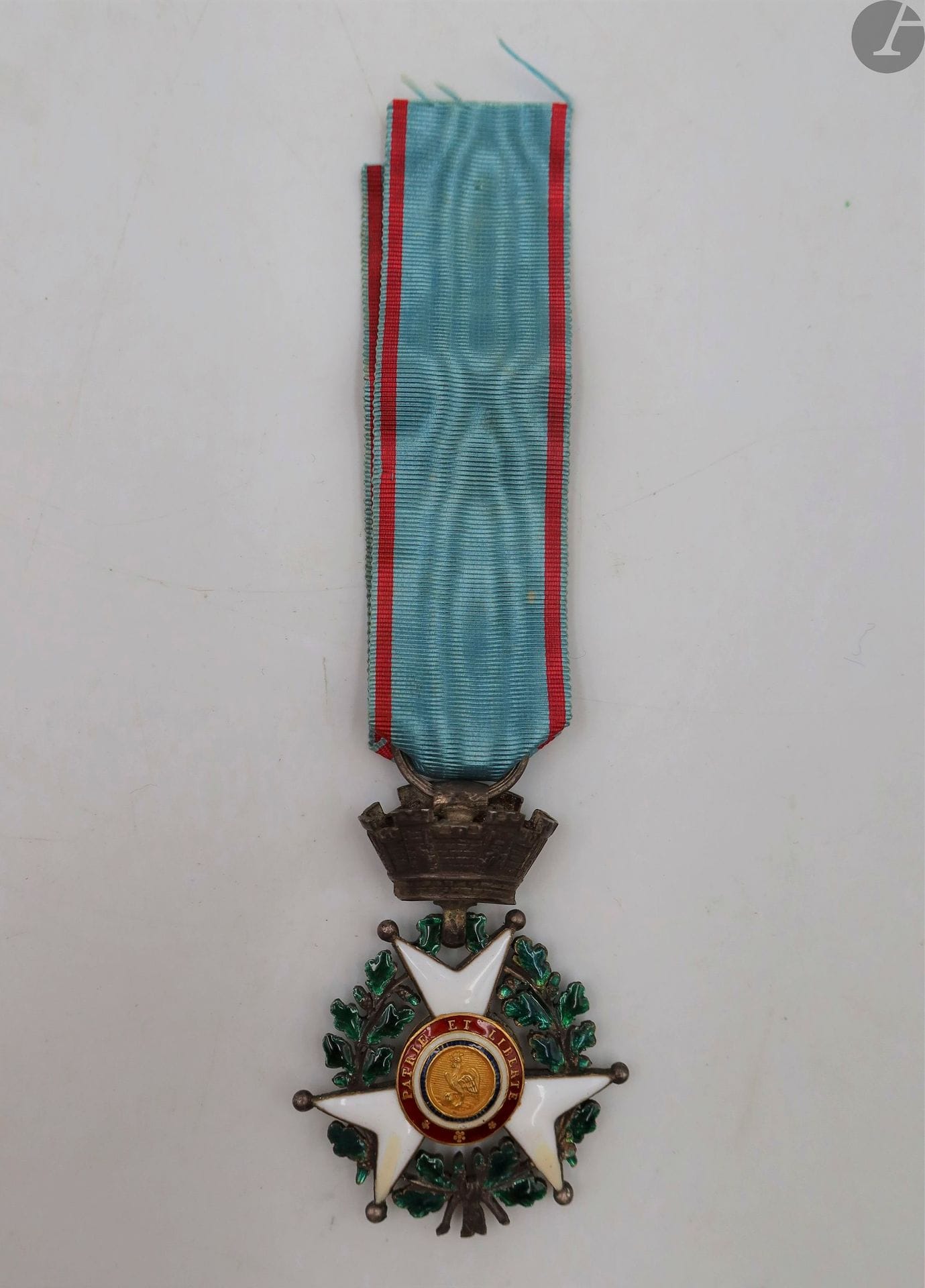 FRANCE 
JULY CROSS (1831)
In silver and enamel (two spots). Enameled gold centers. Hare's head and goldsmith's hallmark. 
Fluted ring. Fine ribbon of the period. 
49 x 37 mm - Gross weight : 17 gT
.T.B
.

The medal was given to 1 789 holders to "perpetuate the memory of the glorious days of the revolution of 1830"

.



