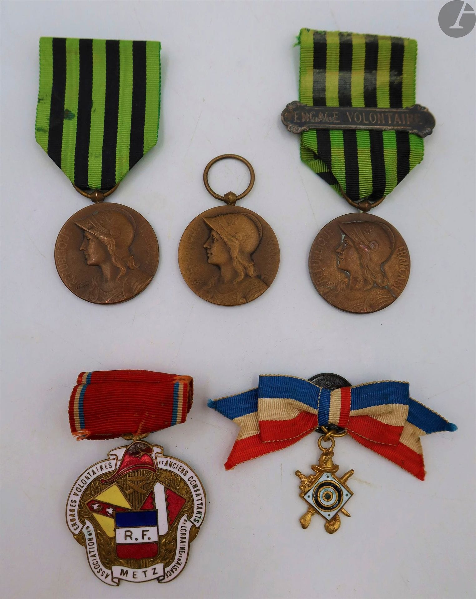 FRANCE 
MÉDAILLE COMMÉMORATIVE DE LA GUERRE DE 1870 ET ANCIENS COMBATTANTS.
Ensemble comprenant :
- trois médailles commémoratives de 1870. En bronze. Une sans ruban. Une à agrafe « engagé volontaire ».
- insigne de l’association des engagés volontaires et anciens combattants de Lorraine et d’Alsace. En laiton doré et émail (petits cheveux).
- insigne de boutonnière d’une société de tir. En laiton doré et émaillé. Nœud tricolore avec attache de boutonnière « Delande ».