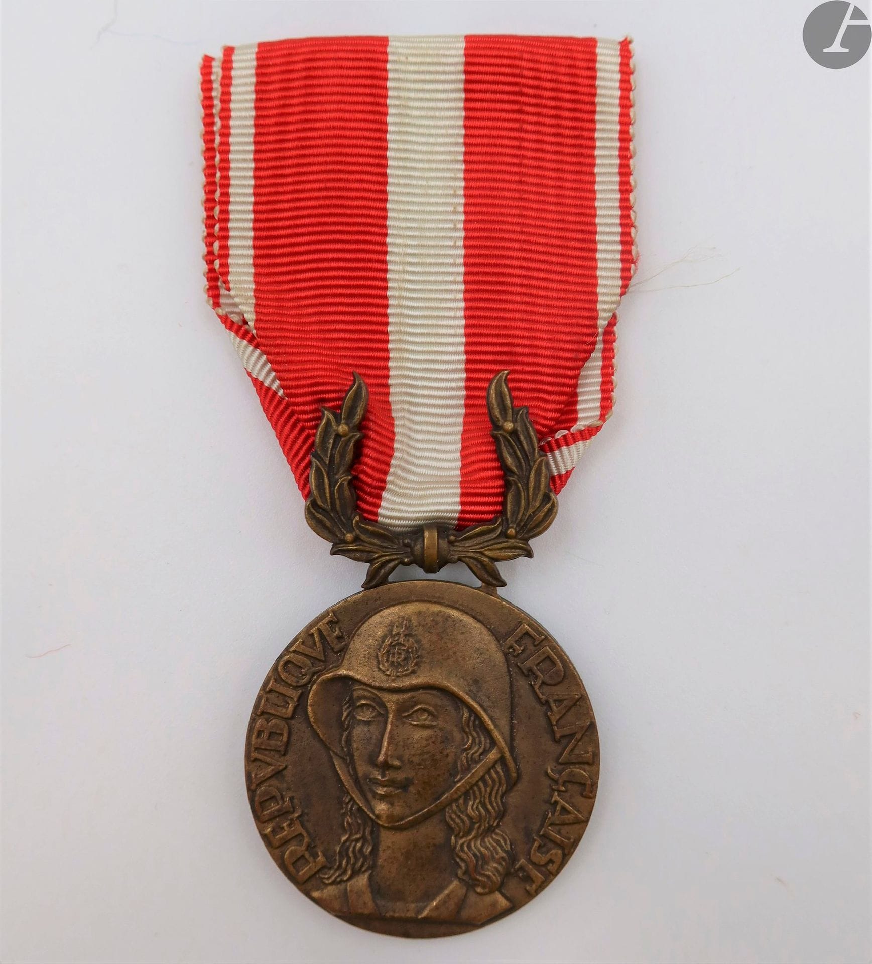 FRANCE
MÉDAILLE DE LA VALEUR MILITAIRE (1956) 
Rare médaille du modèle Carlier & Tsudin.
En Bronze. Poinçon de la Monnaie sur la tranche. Ruban. 
29 mm
SUP.