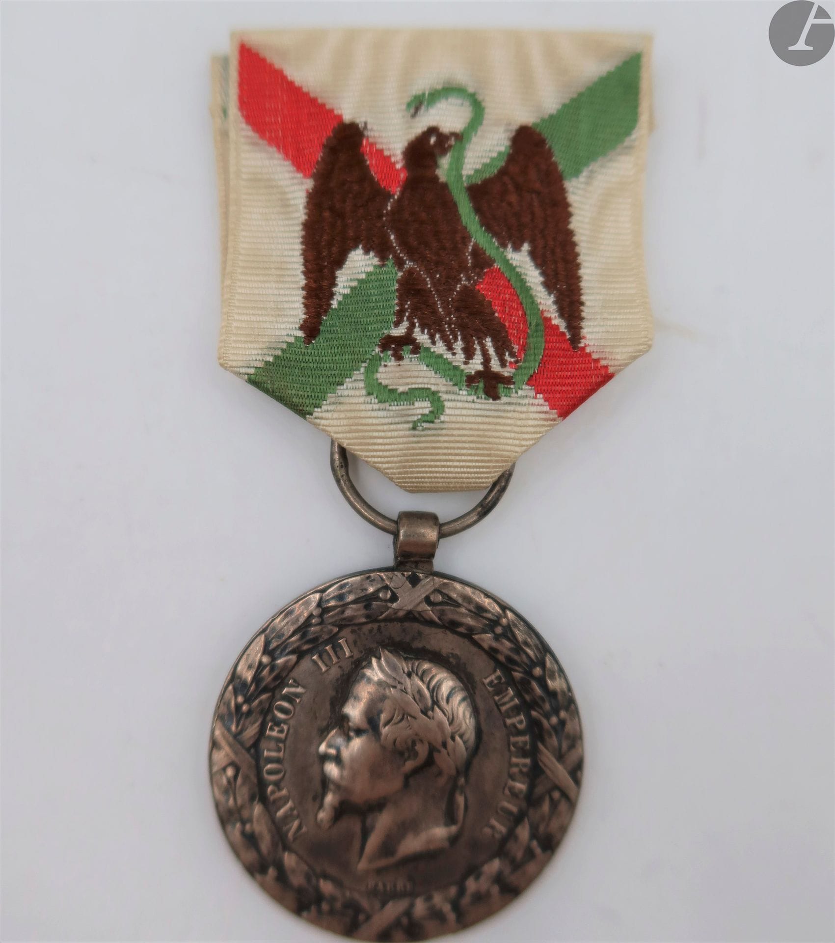 FRANCE 
MÉDAILLE DE LA CAMPAGNE DU MEXIQUE (1863)
Médaille de l’Expédition du Mexique (1862-1863), par Barre.  
En argent. Ruban à l’aigle. Poinçon rectangulaire tête d’aigle.
29 mm - Poids net : 13 g
T.T.B.