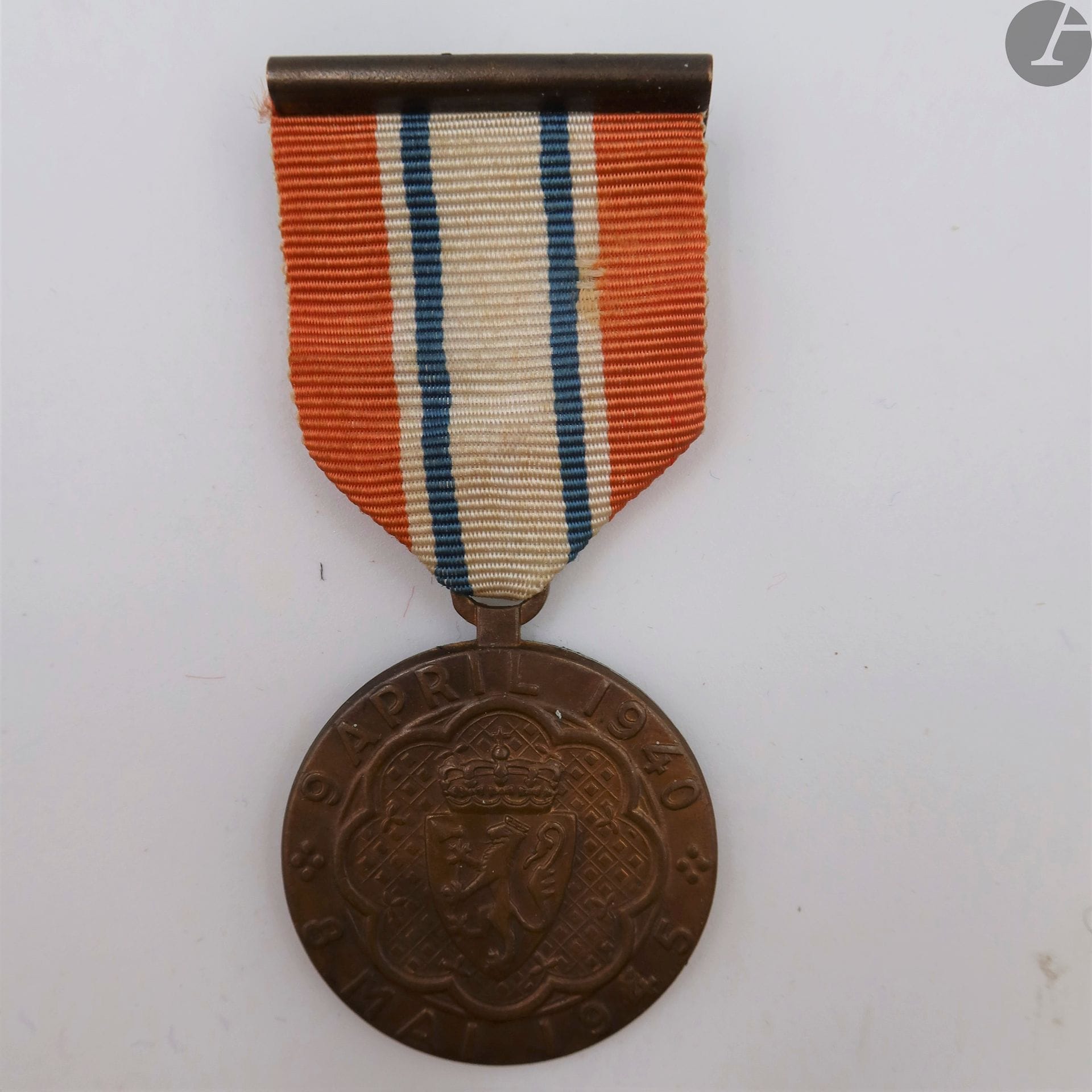 NORVÈGE 
MÉDAILLE DE LA DÉFENSE (DELTAGERMEDALJEN)
En bronze. Ruban à agrafe de fixation « poinçonné du fabricant « Tostrup »
31 mm
T.T.B. à SUP.