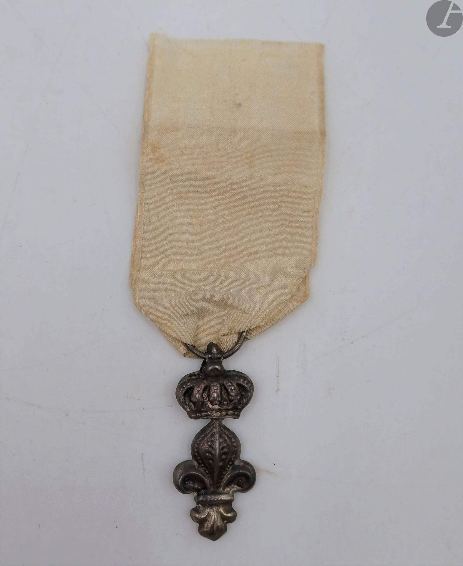 FRANCE 
DÉCORATION DU LYS (1814)
Deux pièces : 
- lys sous couronne. 
En argent estampé. Beau ruban en soie blanche. 
Hauteur : 35 mm - Poids net : 2,2 g
- lettre de remise de « La Fleur de lys ». Entête « Décoration du Lys ». 
A M. Guyot, étudiant en droit. Le 12 décembre 1814. Cachet et signature du chevalier de Perronet 1er valet de chambre du Roi. Encadré sous verre. 
T.B. à T.T.B.