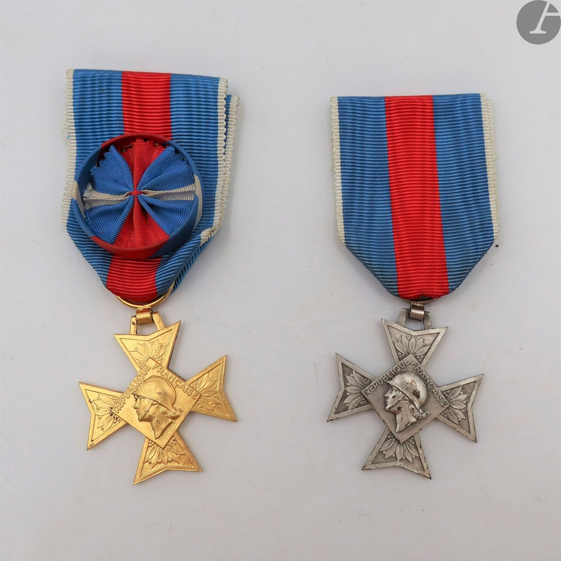 FRANCE 
ORDRE DU MÉRITE MILITAIRE, created in 1957. 
Two decorations : 
- officer's cross in vermeil. Ribbon with rosette. Hallmark of the Monnaie de Paris. 
35 mm - Gross weight : 15 g-
Knight's cross in silver. Ribbon. Hallmark of the Monnaie de Paris.
35 mm - Gross weight : 12 gSUP
.







