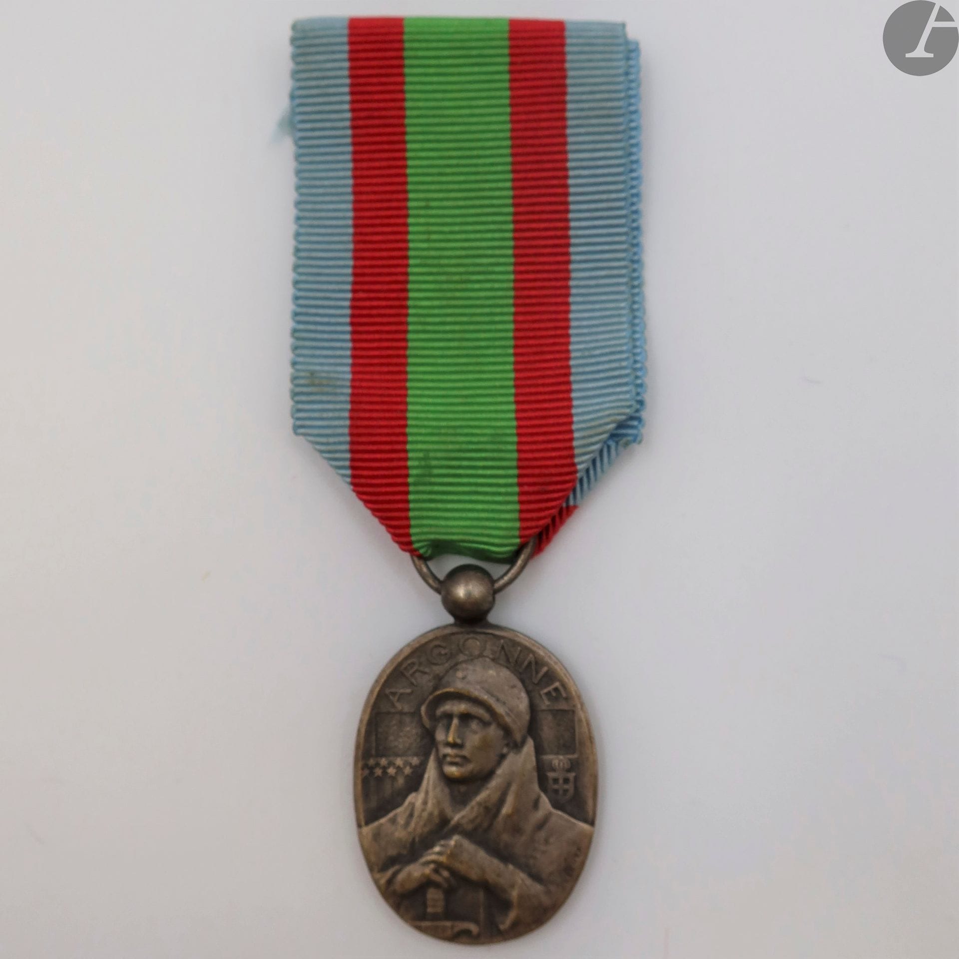 FRANCE 
MÉDAILLE DE L’ARGONNE ET DU VAUQUOIS, par Becker. 
En bronze argenté. Modèle à boule. Ruban. 
T.T.B.