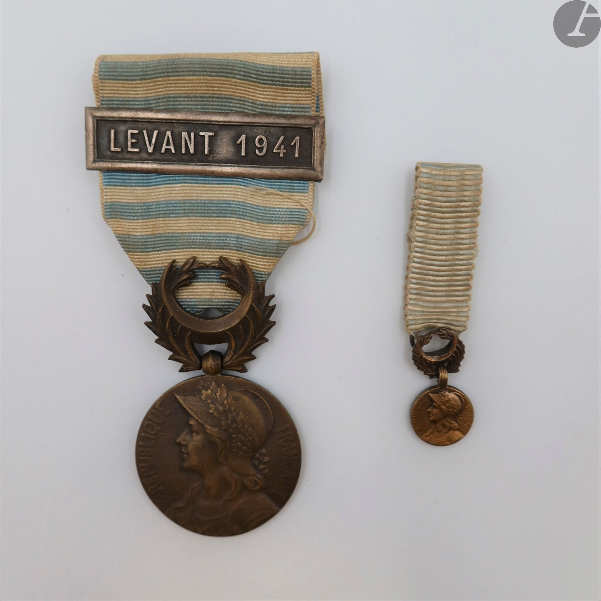 FRANCE 
MÉDAILLE DU LEVANT (1922) 
En bronze. Ruban à agrafe argentée « levant 1941 » poinçonnée de la Monnaie. 
28 mm
On y joint une miniature, à anneau transversal strié.
T.T.B.