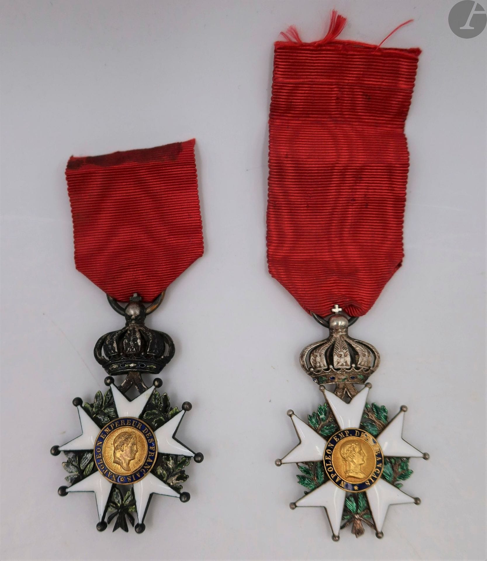 FRANCE 
ORDRE DE LA LÉGION D’HONNEUR, institué en 1802. 
Deux étoiles de chevalier d’époque Second Empire. 
- une en argent, or et émail (éclats à la légende à l’avers). 60 x 41 mm. Poinçon tête de sanglier. Ruban. Poids brut : 19 g
- une en métal argenté, métal doré et émail.
63 x 40 mm. Fragment de ruban. 
T.T.B.