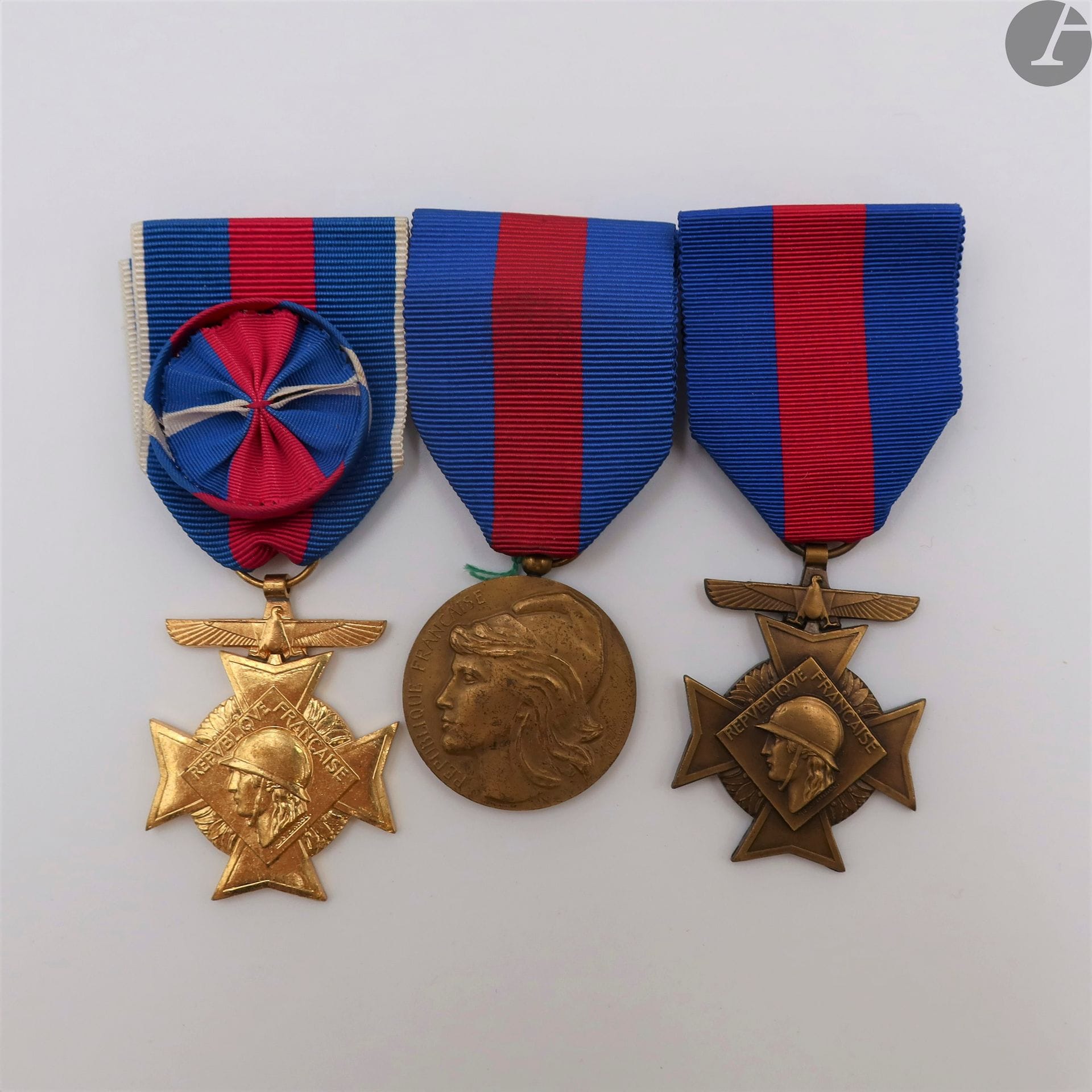FRANCE
CROIX DES SERVICES MILITAIRES VOLONTAIRES (1934)
Deux croix, du 2e modèle dit « à grosse tête », pour l’armée de l’air :
- rang or (1e classe). En bronze doré. Ruban à rosette. 
- rang bronze (3e classe). En bronze. Ruban.
46 x 35 mm
T.T.B. à SUP. 
On y joint une médaille des services militaires volontaires en bronze. Poinçon de la Monnaie. Ruban.