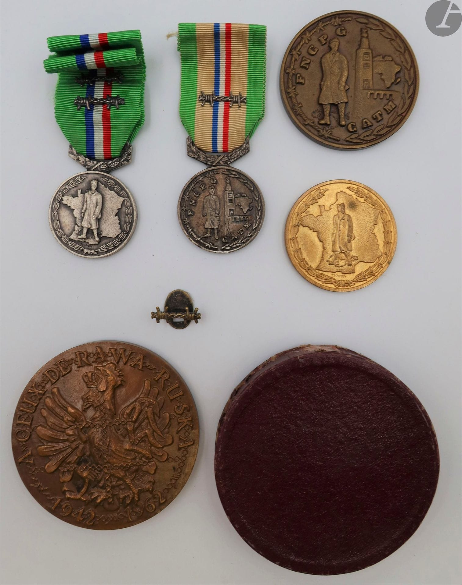 FRANCE 
MEDAL OF FRENCH RECOGNITION 
Two medals of 3rd class ( Bronze ) of the 1st and 2nd models. 
In bronze. Ribbons. 
T.T.B. to SUP.



