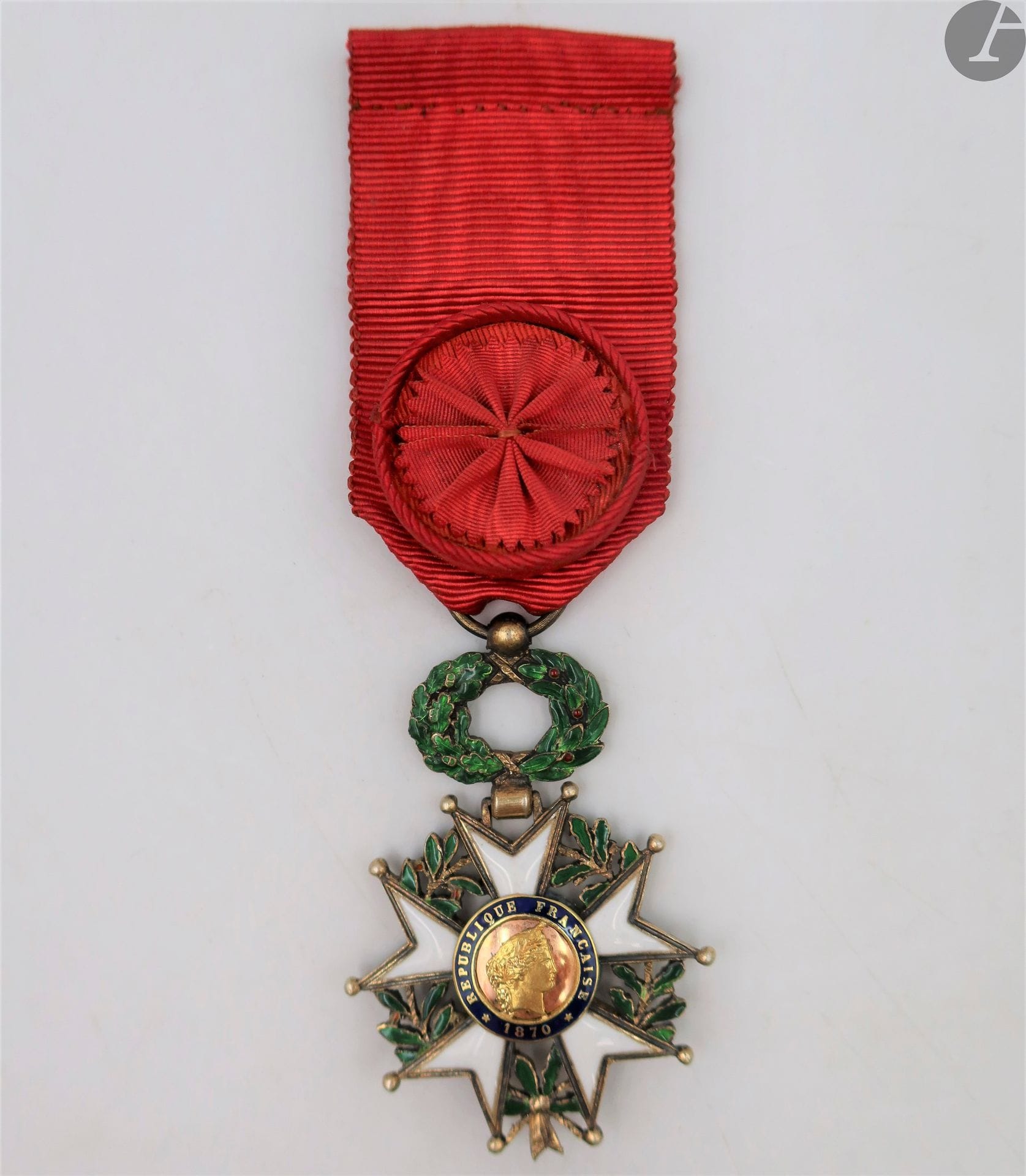 FRANCE 
ORDRE DE LA LÉGION D’HONNEUR, institué en 1802. 
Étoile d’officier d’époque IIIe République, fabrication d’orfèvre. 
En vermeil, or et émail. Centre en deux parties. Poinçon tête de sanglier. Ruban à rosette. 
60 x 42 mm - Poids brut : 21 g
T.T.B. à SUP.