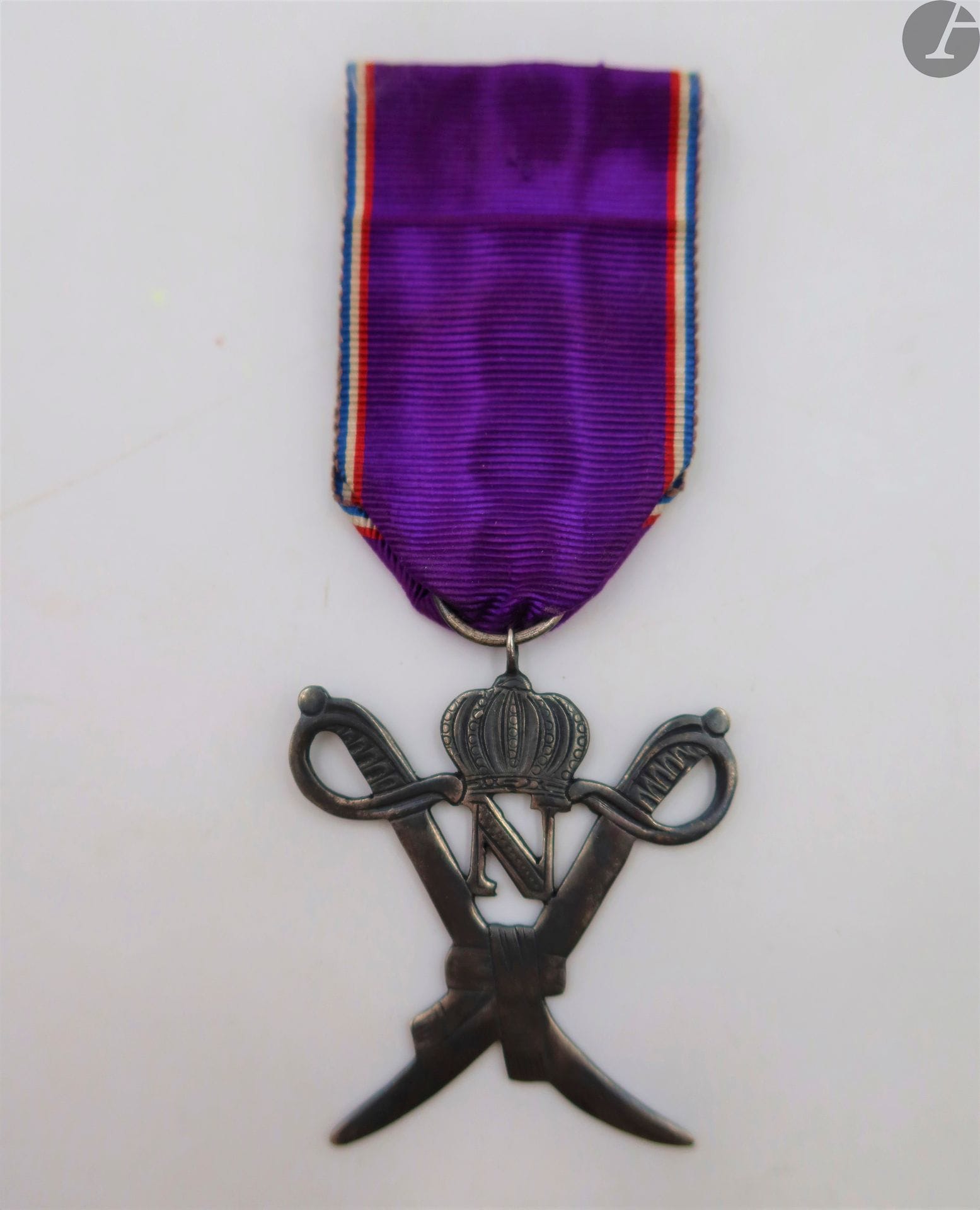 FRANCE or BELGIUM 
OLD COMBATTORSInsign
awarded from a society of veterans of the Napoleonic army. 
Silver, with crossed sabers, surmounted by an "N" under crown, engraved on the obverse. Traces of hallmark on the ring. 
40 x 43 mm - Gross weight : 9 gT
.T.B




.