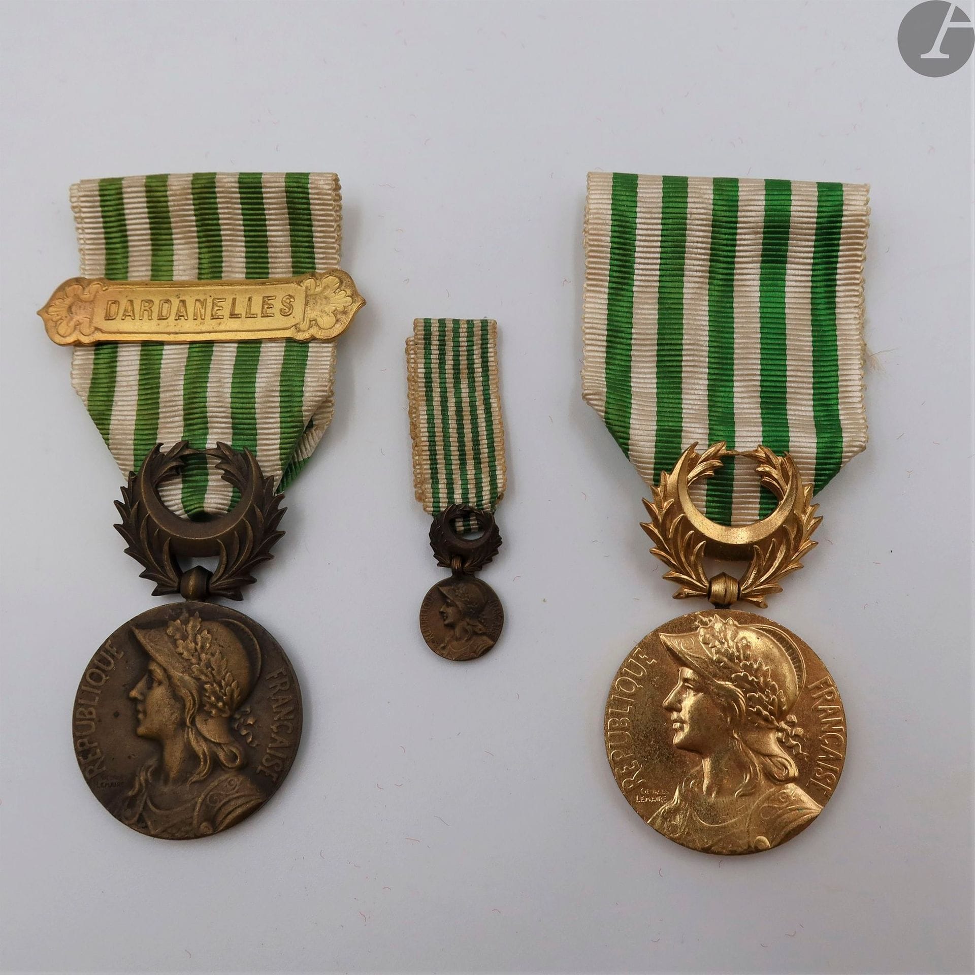 1st GM. 
Set of twelve miniatures including:
- a gala chain of seven miniatures of a veteran 1st GM including war cross 1st GM, cross of the combatant, medal interallied, medal of the wounded, medals of the three cities, medal of the Belgian red cross, medal "combatant of the sum
".
 
- five various miniatures: medal interallied, medal civil prisoners, deportees and hostages of the great war, volunteer serviceman 14-18, distinguished service order with the figure of George V, medal of the wounded. 
T.T.B. and SUP.



