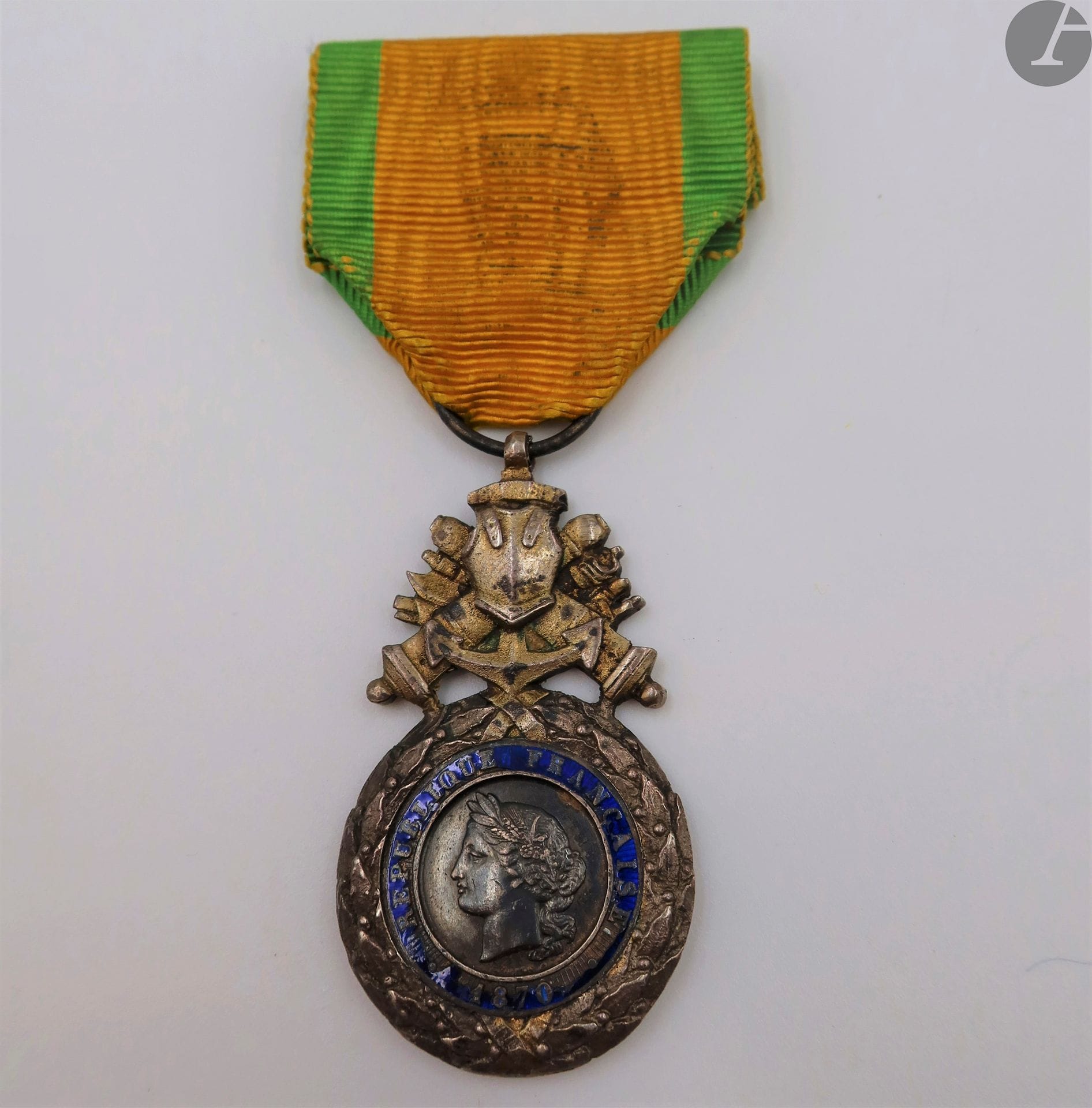 FRANCE
MÉDAILLE MILITAIRE, instituée en 1852.
Médaille militaire, par Barre, de fabrication monobloc, dite « de Versailles » 
En argent, vermeil et émail (éclats à l’avers). Ruban. 
46 x 24 mm - Poids brut : 18,4 g
T.B. à T.T.B.