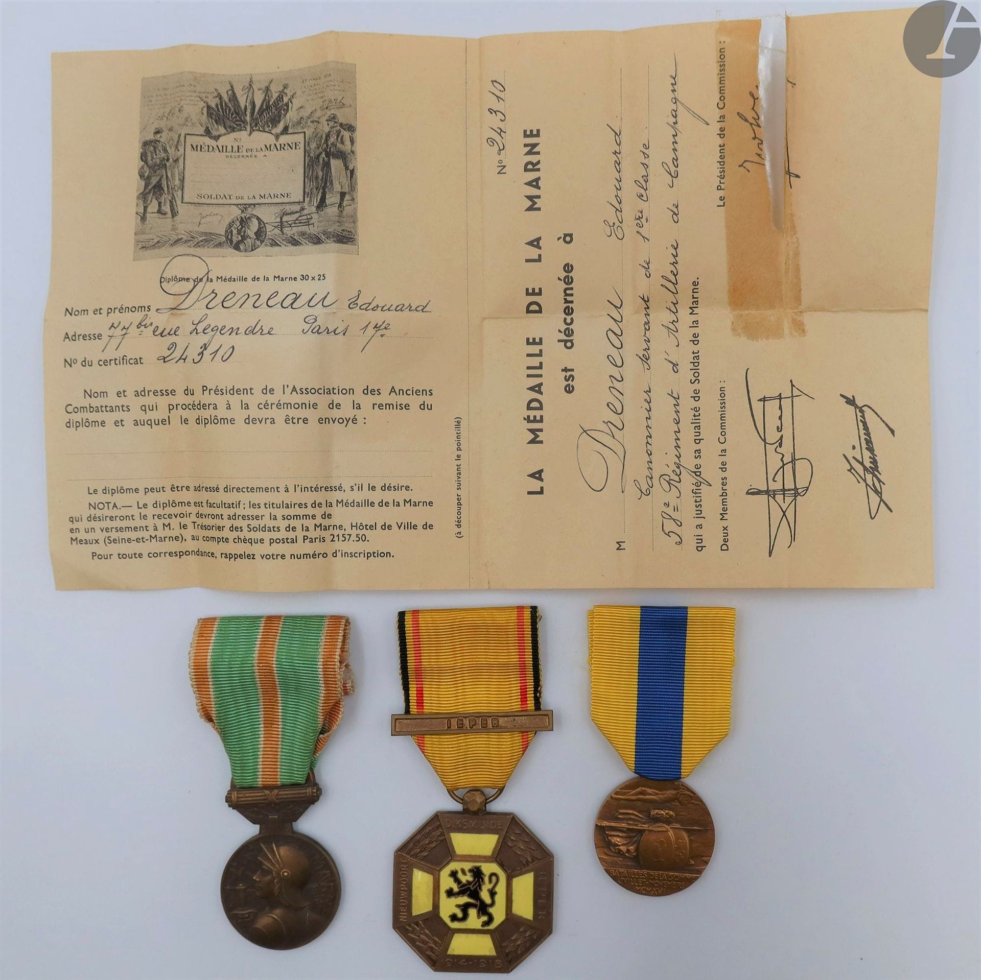 FRANCE - BELGIQUE
Trois médailles :
- médaille de la Marne en bronze. Ruban. Avec avis de remise au nom d’Édouard Dreneau (58e RAC).
- médaille de la Somme en bronze. Poinçon de la Monnaie. Ruban.
- médaille belge dite « des trois cités ». En bronze émaillé. Ruban à agrafe « Ieper ».
T.T.B.