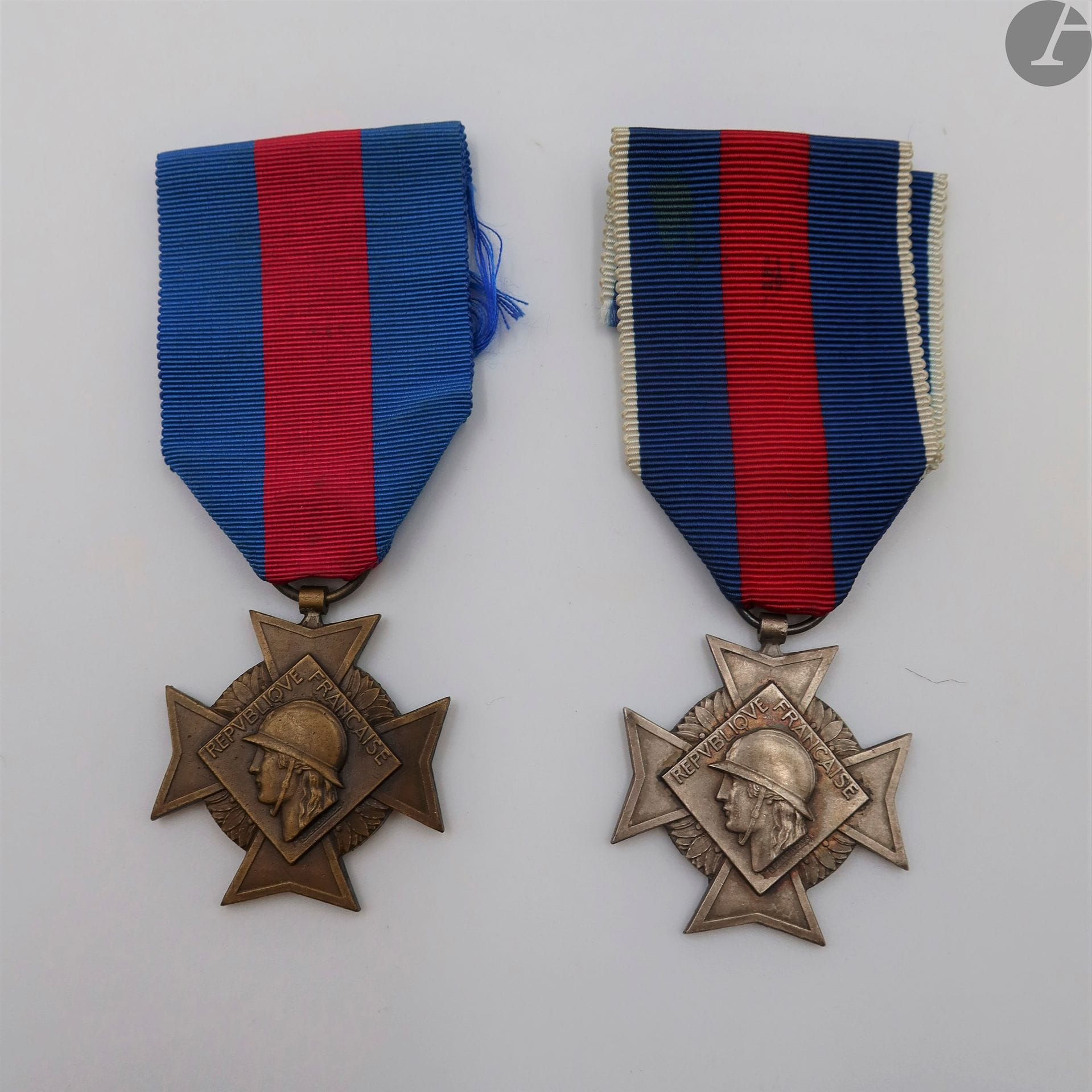 FRANCE
CROIX DES SERVICES MILITAIRES VOLONTAIRES (1934)
Deux croix, du 2e modèle dit « à grosse tête » :
- rang argent (2e classe). En bronze argenté. Ruban. 
- rang bronze (3e classe). En bronze. Ruban.
39 mm
T.T.B. à SUP.
