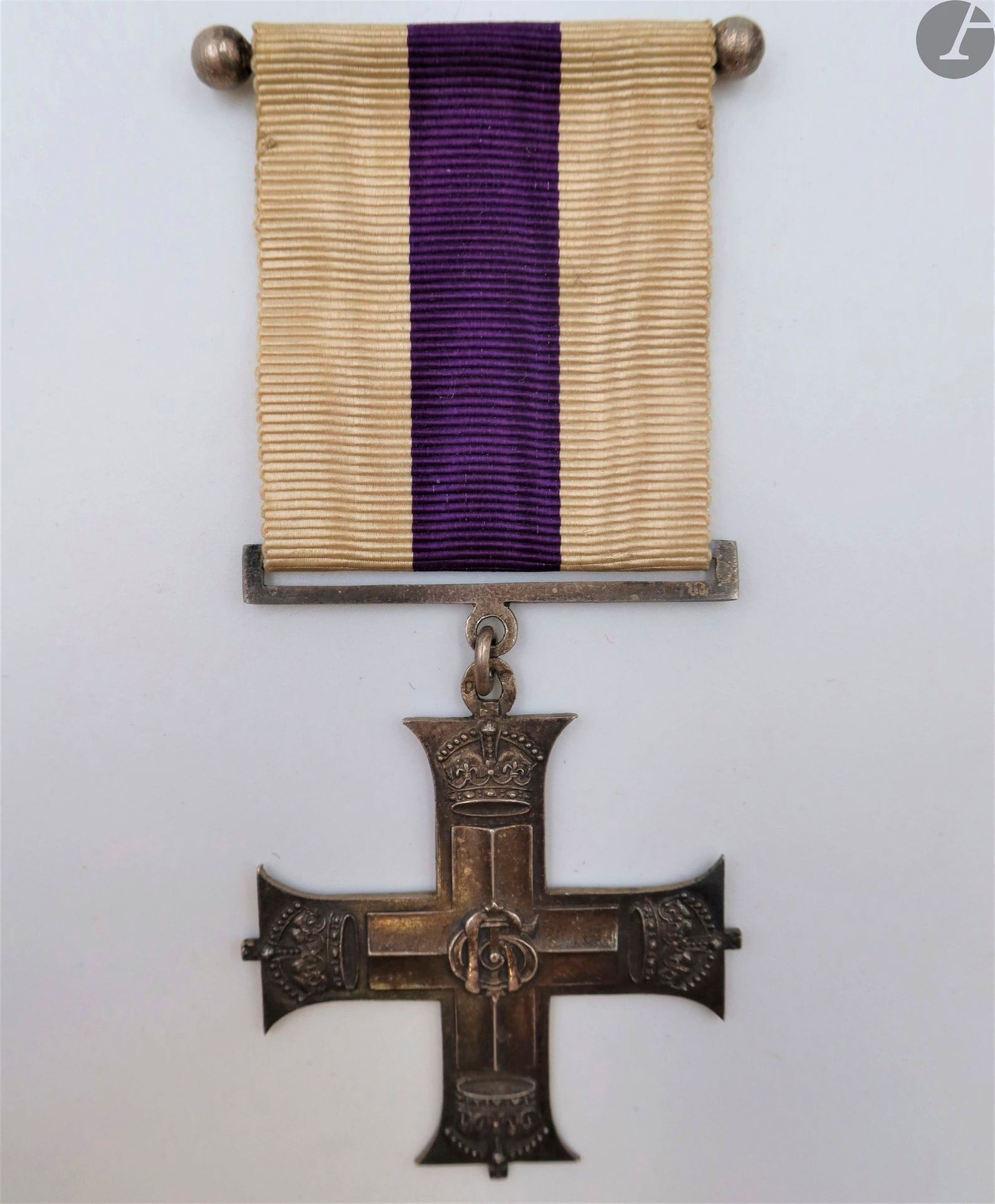 GRANDE-BRETAGNE 
MILITARY CROSS, créé en 1914.
Argent. Ruban avec barrette de présentation. 
45 x 42 mm - Poids brut : 12 g
Poinçon tête de sanglier et d’orfèvre Arthus Bertrand. 
Fabrication française. 
SUP. Règne de Georges V.