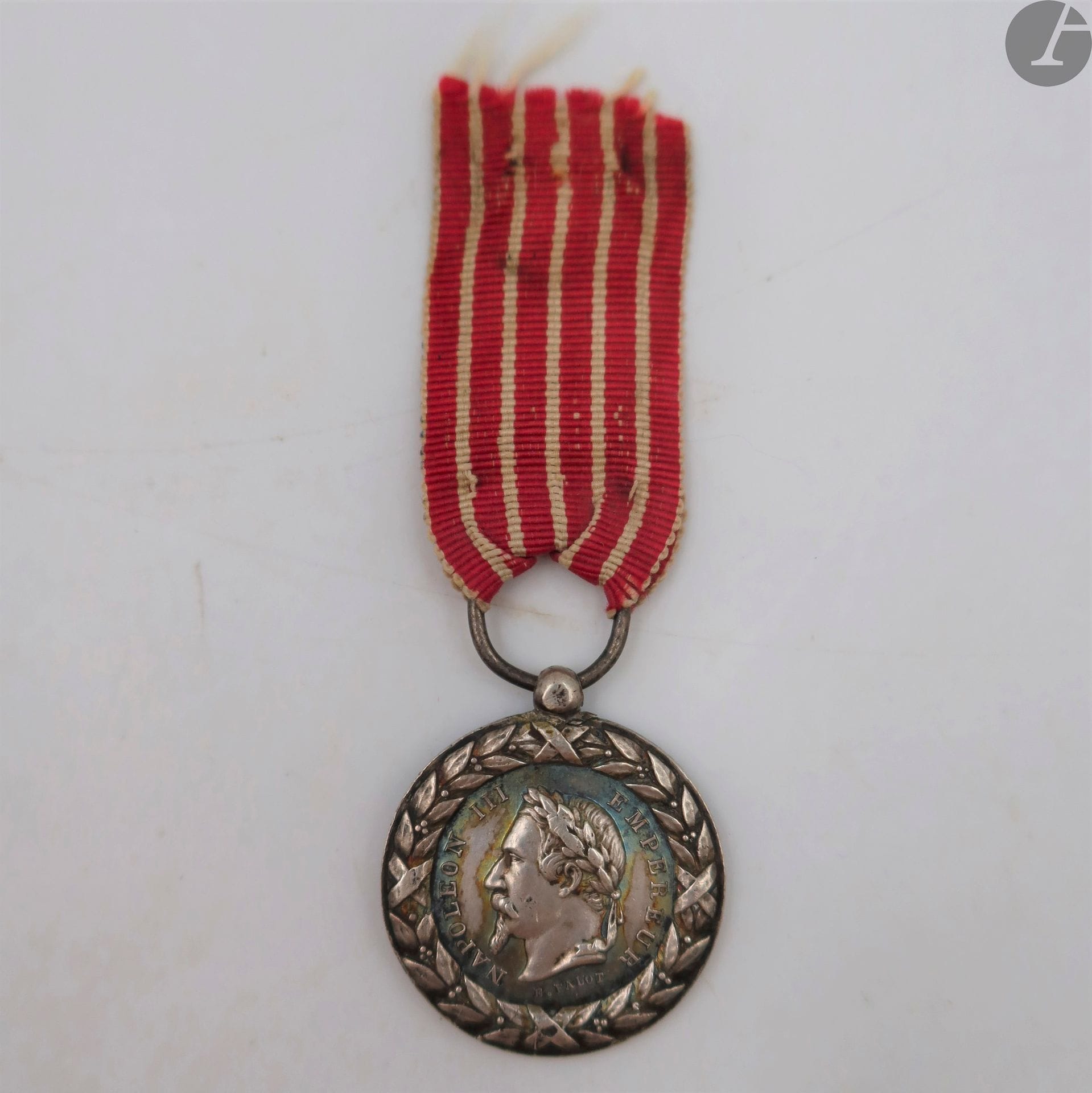 FRANCE 
MÉDAILLE DE LA CAMPAGNE D’ITALIE (1859)
Médaille de la Campagne d’Italie du 2e type par E. FALOT, en demi-taille. 
En argent. Ruban. Poinçon tête de sanglier. 
22 mm - Poids net : 7,6 g
T.T.B.