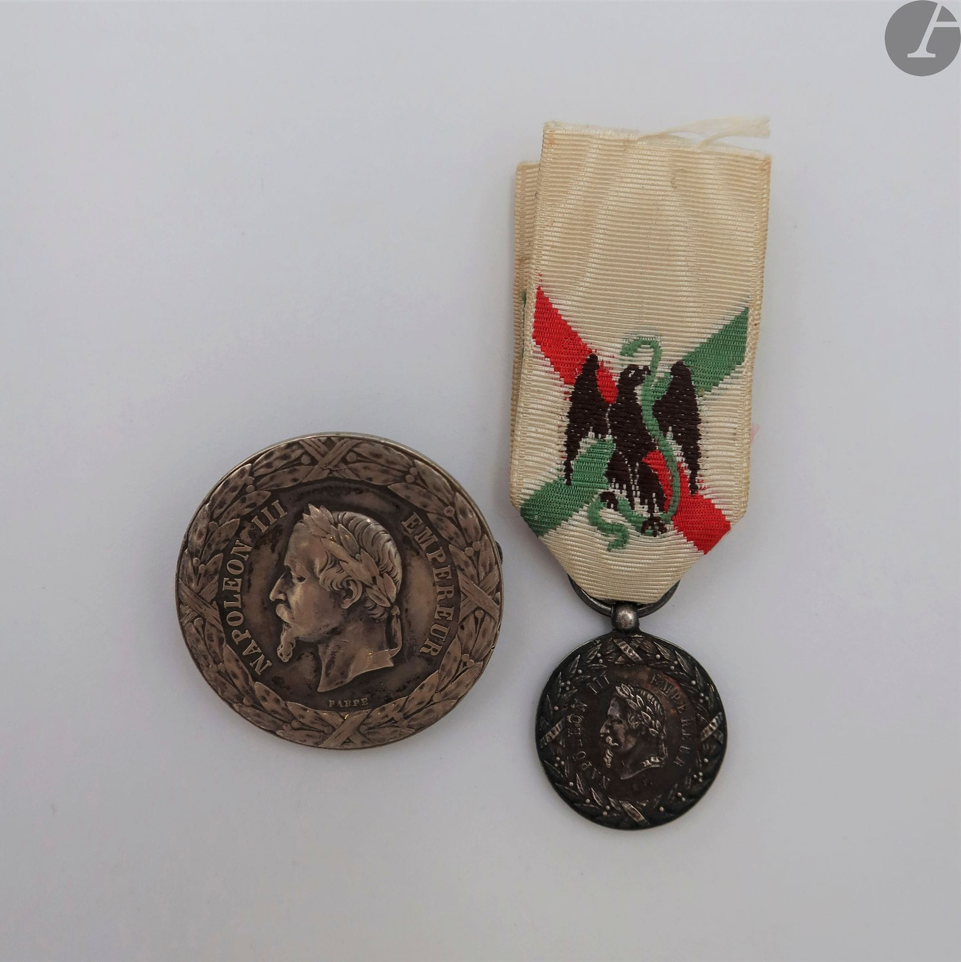 FRANCE 
MÉDAILLE DE LA CAMPAGNE DU MEXIQUE (1863)
Ensemble de deux pièces : 
- médaille de demi-taille en argent par FAROCHON. Ruban à l’Aigle. Poinçon tête de sanglier. 15 mm - Poids brut : 4,3 g
- médaille de taille ordonnance par BARRE, montée en broche. Poinçon rectangulaire tête d’aigle. 28 mm - Poids brut : 14,8 g
T.T.B.