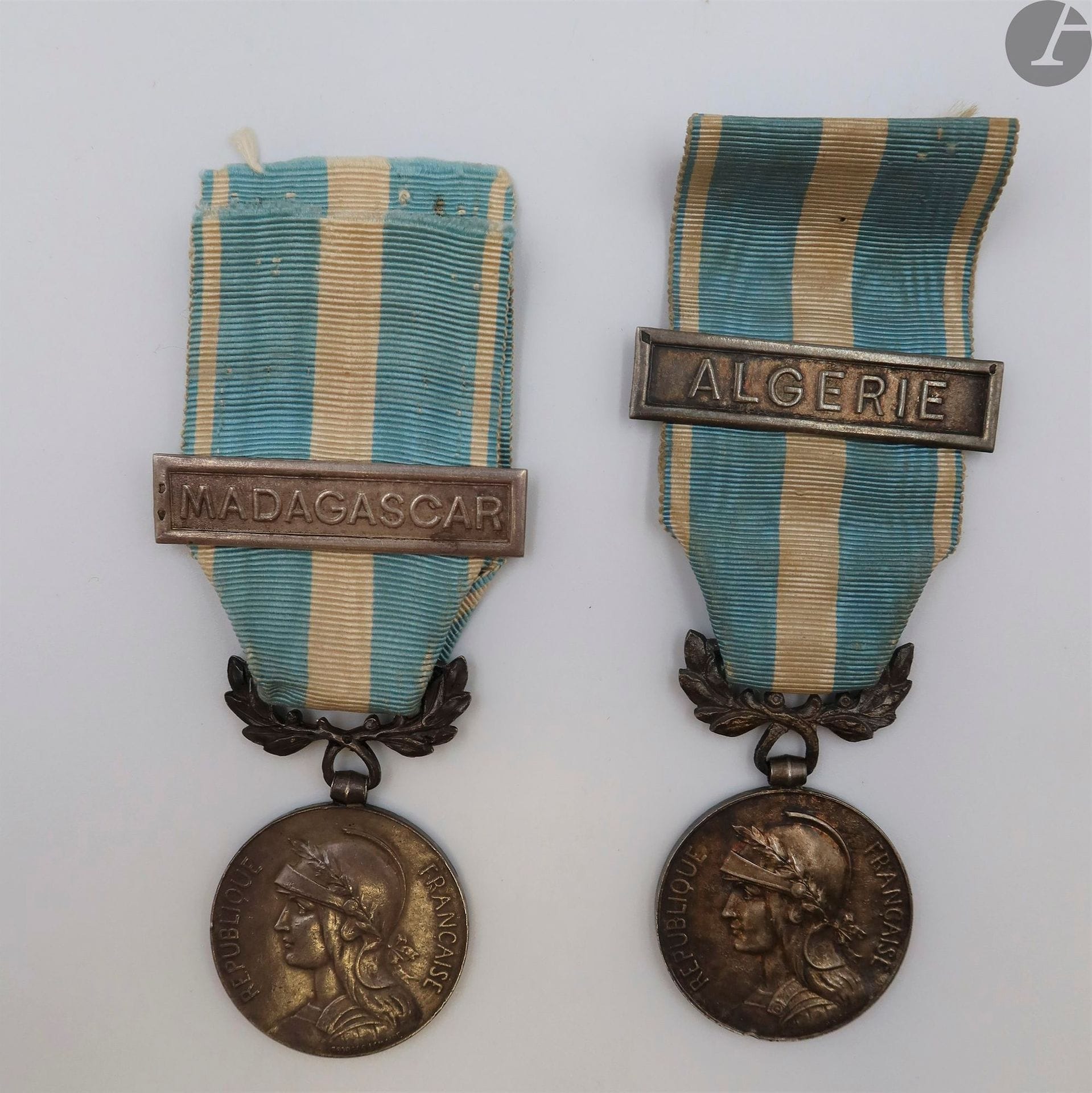 FRANCE
MÉDAILLE COLONIALE (1893)
Deux médailles coloniales du 1er type.
En argent, par Lemaire. Poinçon « Corne d’abondance Argent » sur les tranches.
- bélière type Roux. Poinçon tête de sanglier. Poinçon d’orfèvre illisible. Ruban à agrafe à clapet « Algerie », poinçonné de J Salat et tête de sanglier. Poids brut : 23,7 g
- bélière Mercier. Poinçon tête de sanglier. Ruban à agrafe à clapet « Madagascar » type Monnaie de Paris, poinçonné (effacé) et tête de sanglier. Poids brut : 22,7 g
T.T.B.