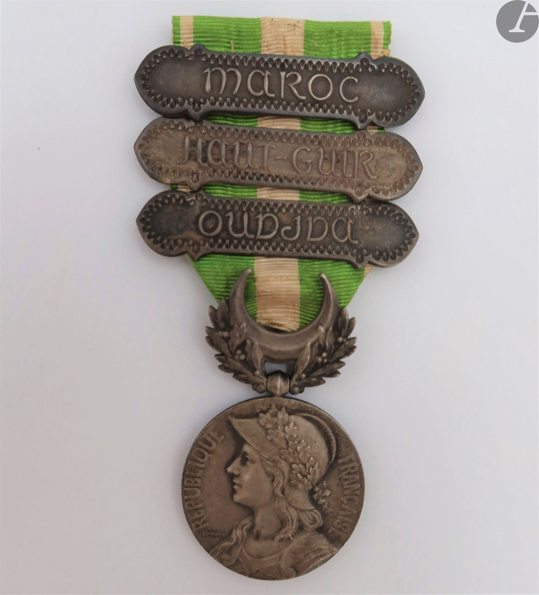 FRANCE 
MÉDAILLE DU MAROC (1909)
Médaille par Lemaire. En argent, poinçon de la Monnaie. Ruban à agrafe « Maroc », « Haut Guir » et « Oudjda ».
48 x 28 mm - Poids brut : 22 g
T.T.B.