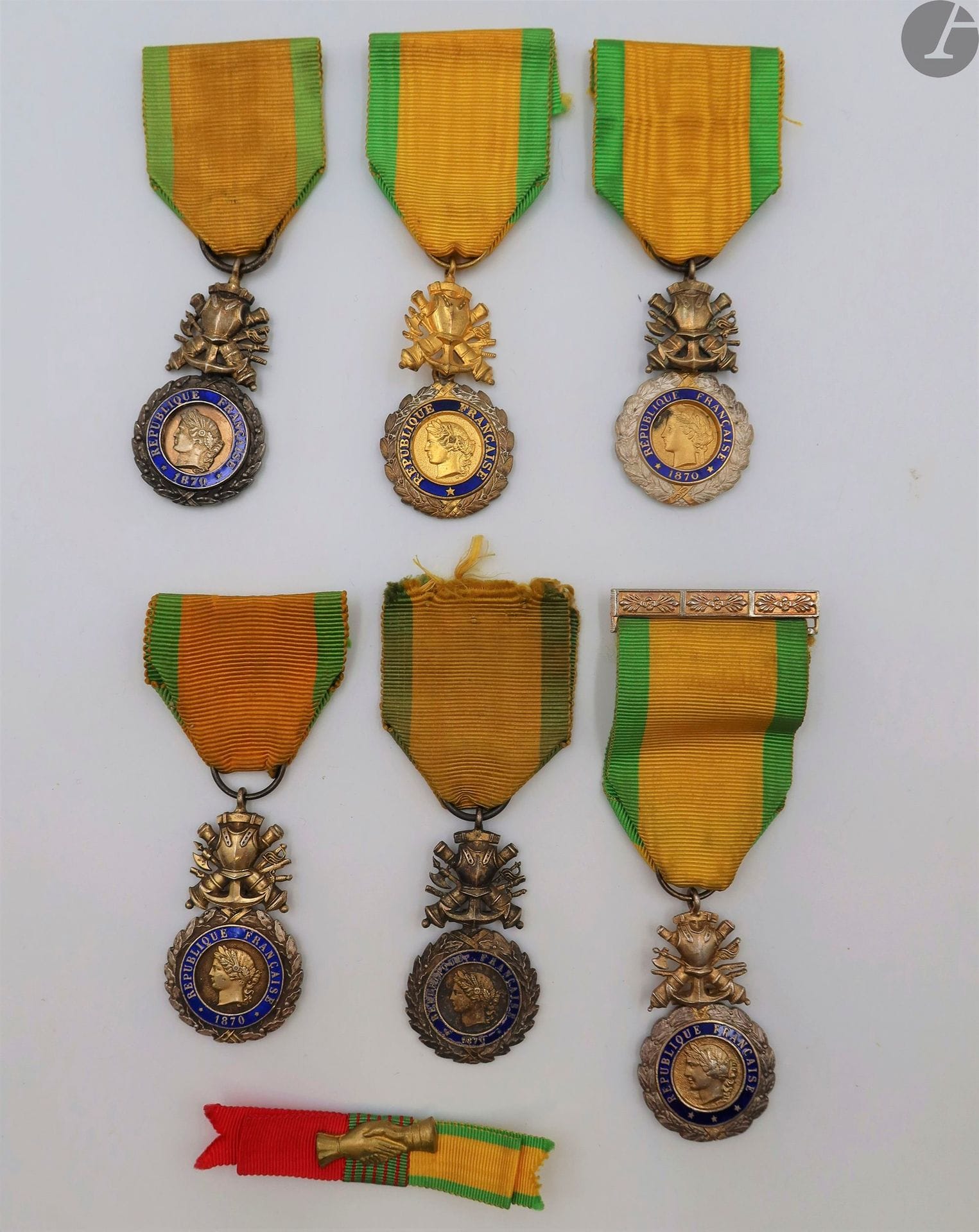 FRANCE
MÉDAILLE MILITAIRE, instituée en 1852.
Ensembles de six médailles militaires et un insigne de boutonnière. 
Un modèle de médaille militaire à agrafe poinçonnée PD.