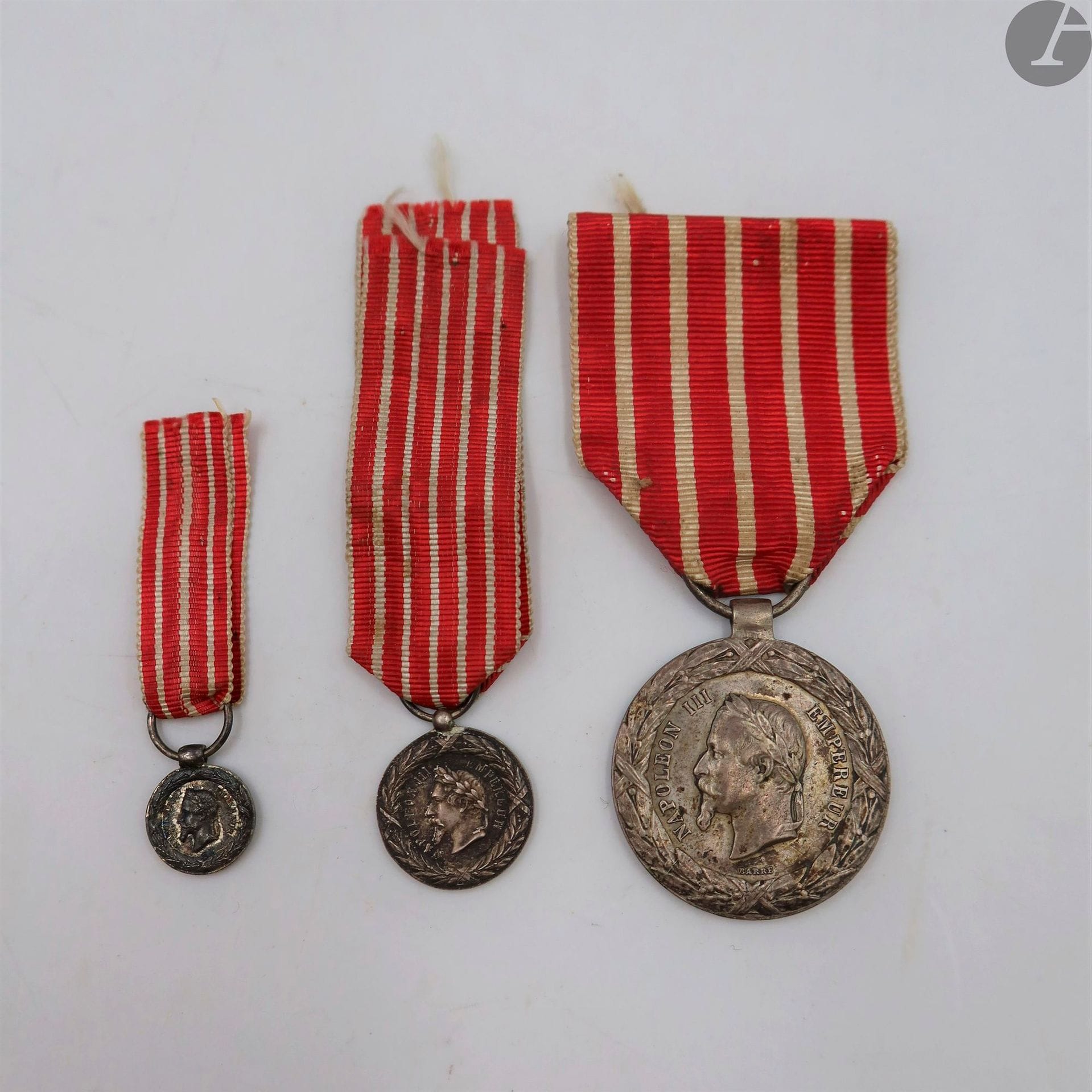 FRANCE 
MÉDAILLE DE LA CAMPAGNE D’ITALIE (1859)
Trois médailles de la Campagne d’Italie, 2e type, en argent, trois tailles : 
- taille ordonnance, par BARRE. Ruban ancien. 29 mm - Poids brut : 16,6 g
- demi-taille, non signée. 14 mm - Poids brut : 3,2 g (réparation à la bélière). Ruban. 
- miniature non signée. Ruban. 10 mm - Poids brut : 1,5 g
T.T.B.