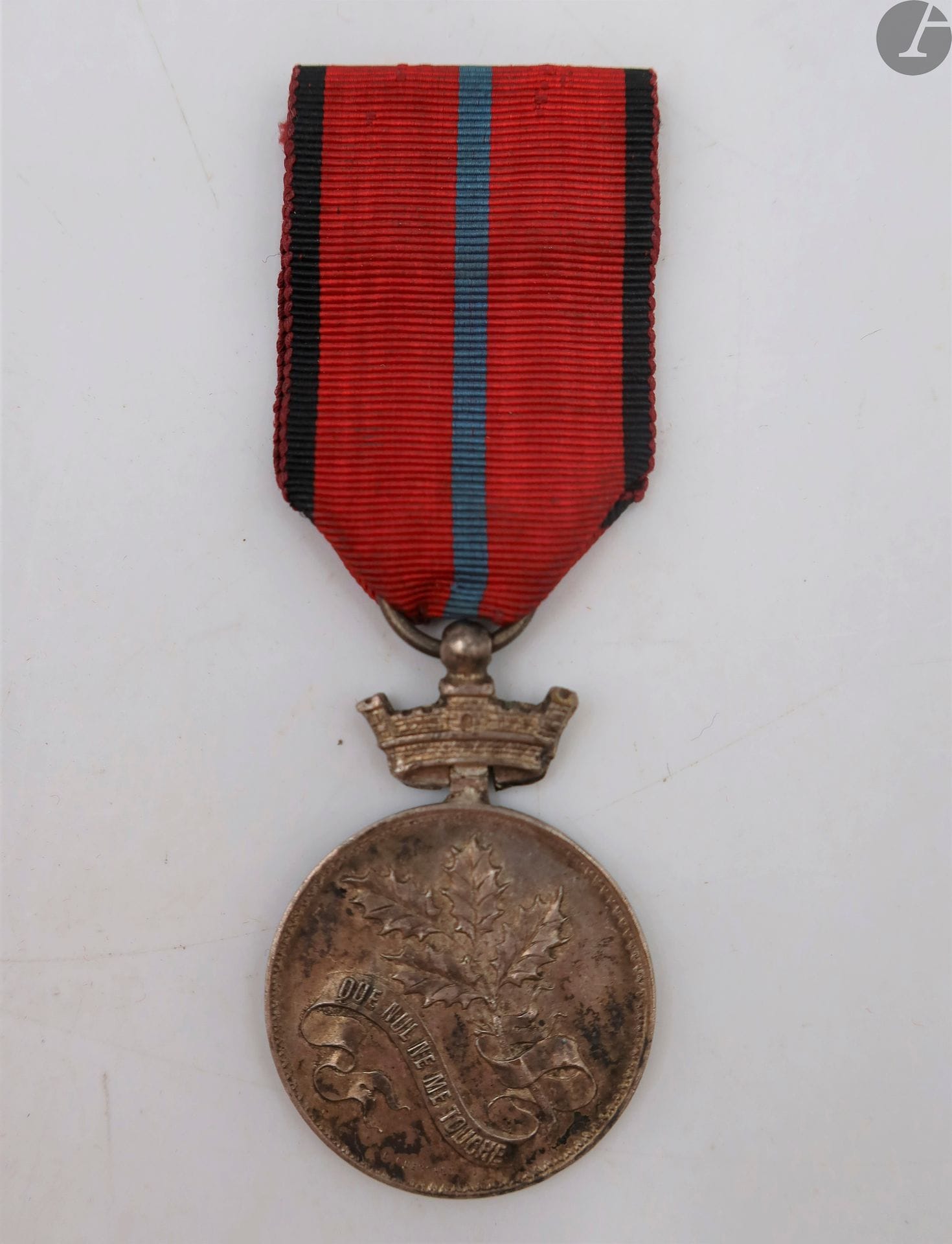 FRANCE 
MEDAL OF THE SOCIETY OF VOLUNTEERS 1870-1871Medal of
the Society of Volunteers 1870-1871 known as "with the branch of holly" of the 1st type in silvered bronze. 
Attributed " G. HENIN 101e R.A.L. 1914-18 ". Bronze hallmark on the edge. 
Old sewn ribbon. 
36 x 27 mm - Net weight : 9,3 gT
.T.B

.



